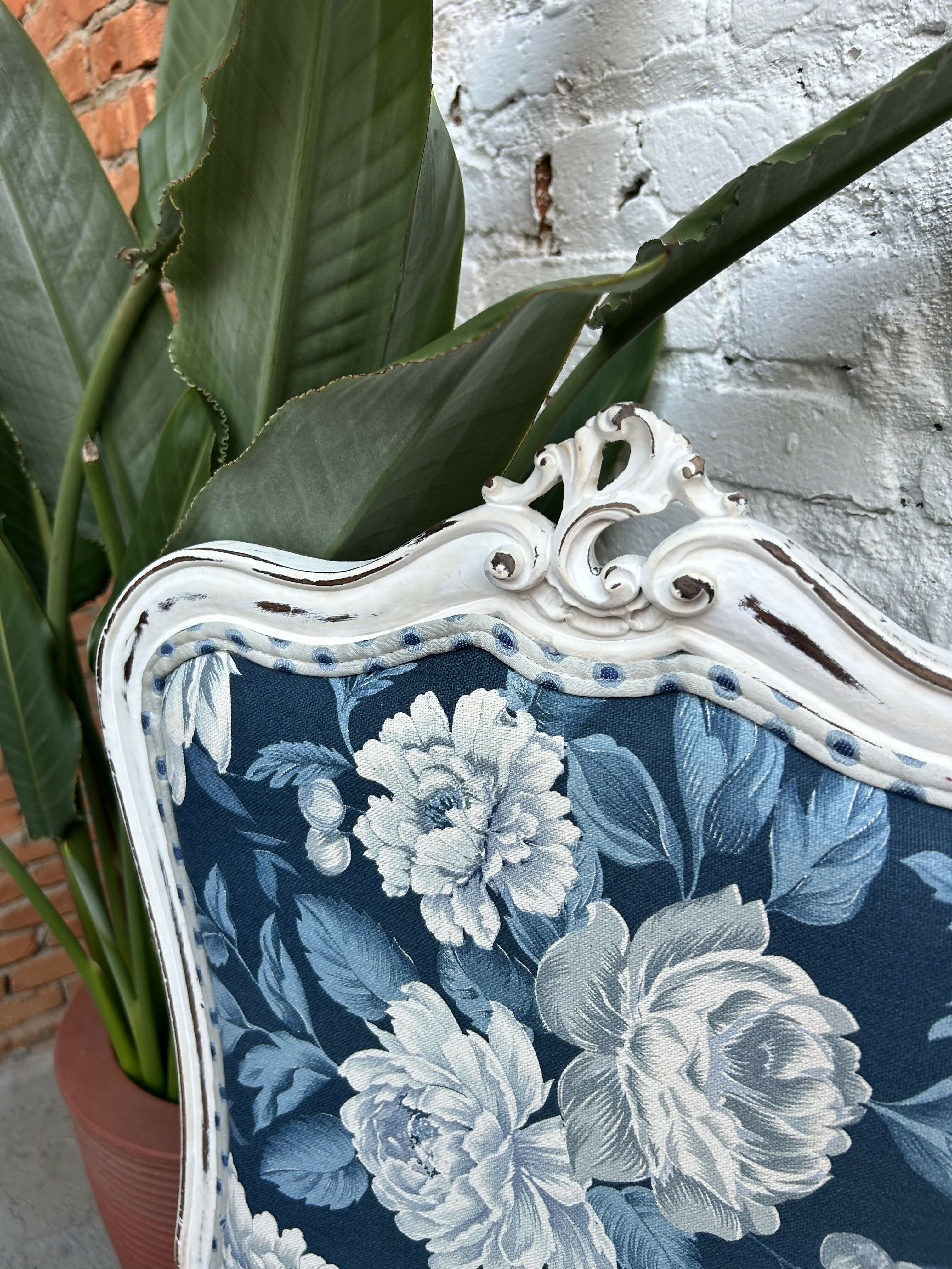 Escrivaninha restaurada com cadeira