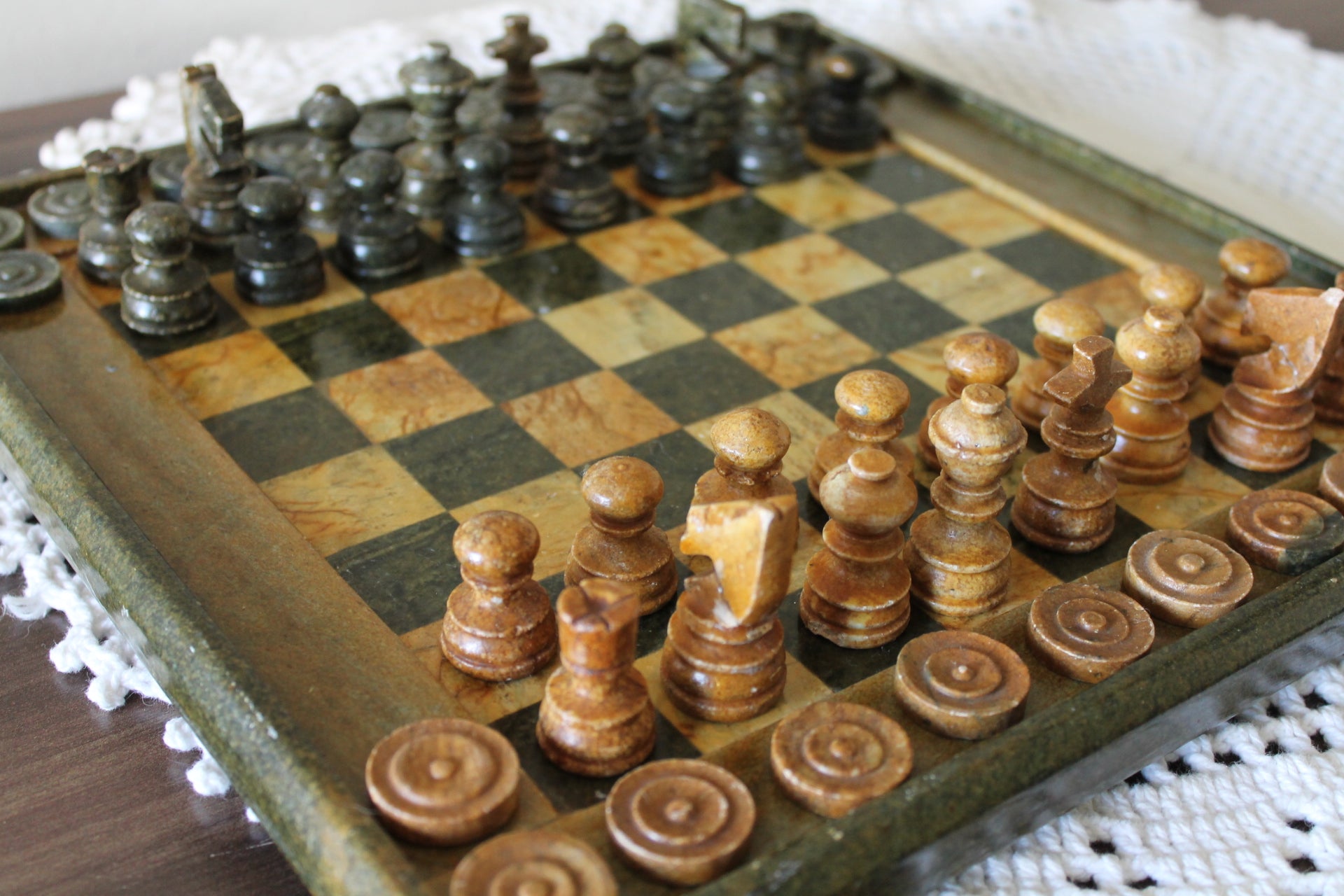 Jogo de Xadrez e Dama em Pedra-Sabão – Peça Artesanal e Vintage