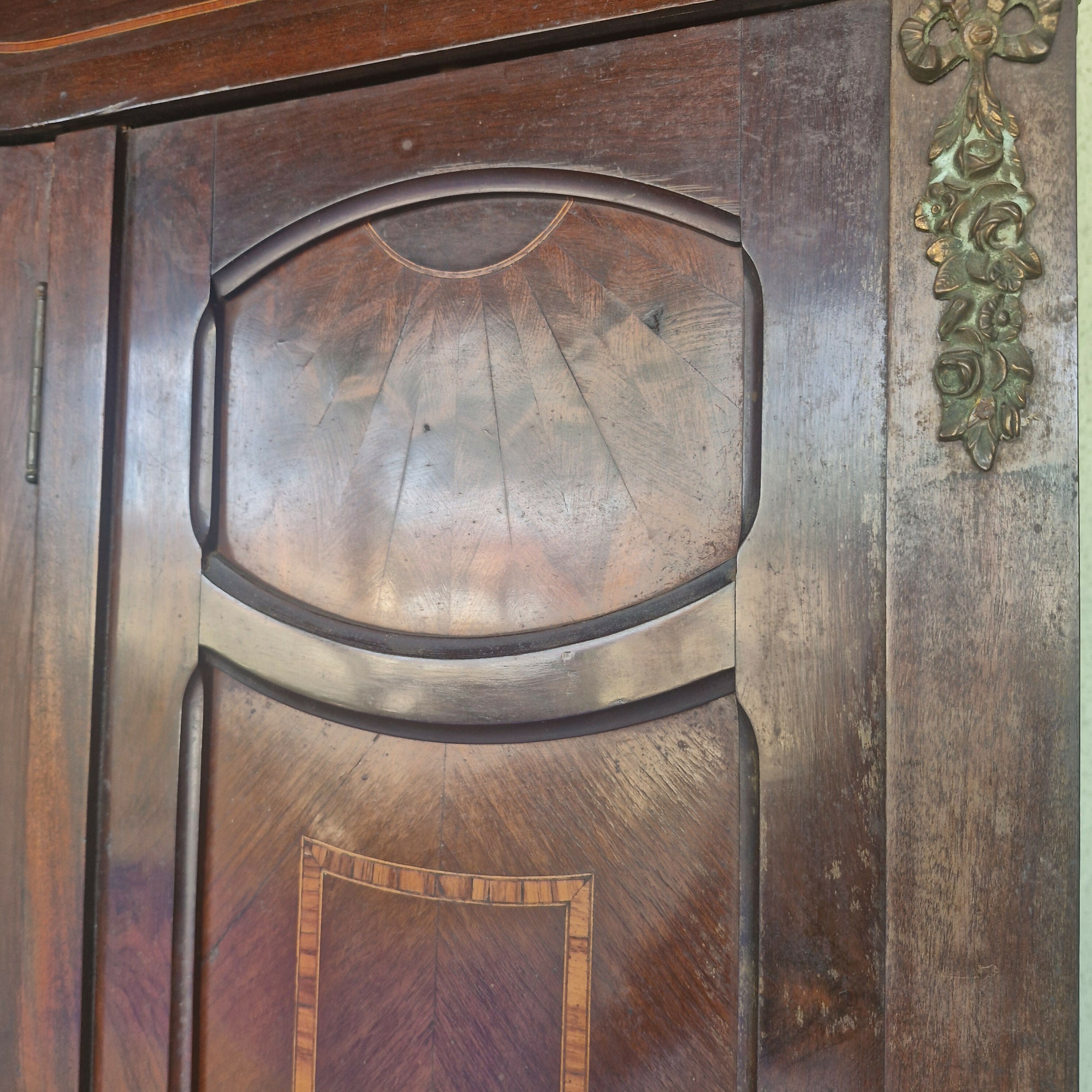 Guarda Roupa Art Nouveau.