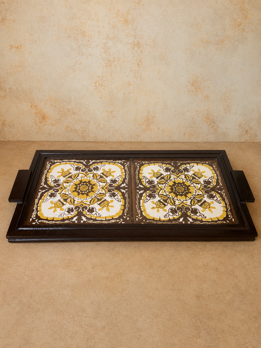 Bandeja Retangular em madeira escura e azulejos com padronagem marrom e amarelo (DMCPS_326)