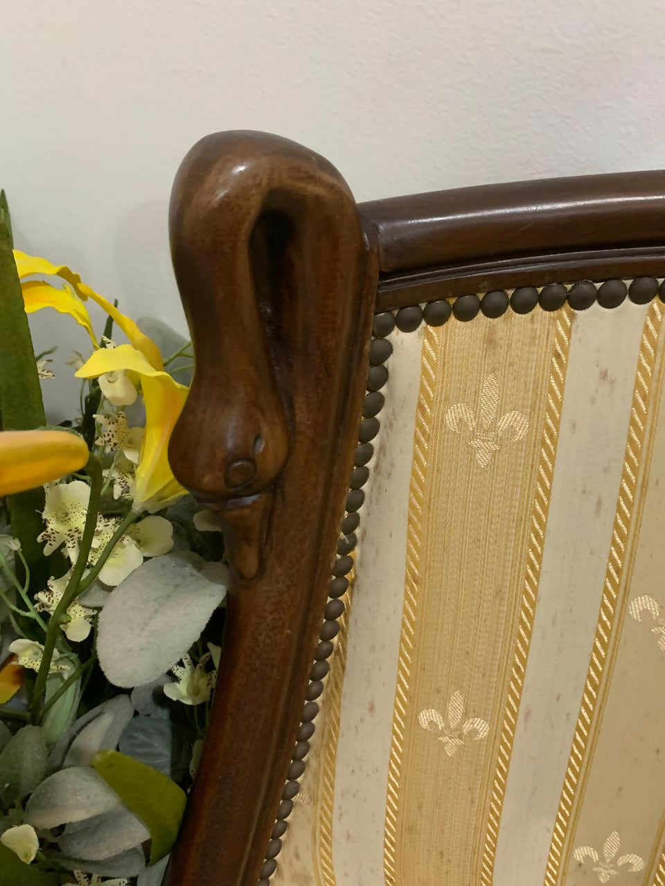 Cadeira / Poltrona Luís XVI entalhada com estofado listrado em amarelo