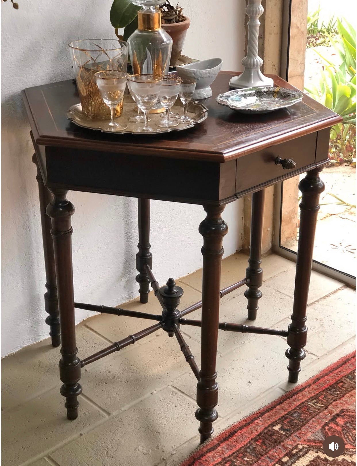 Mesa lateral antiga de formato hexagonal em madeira nobre no estilo inglês