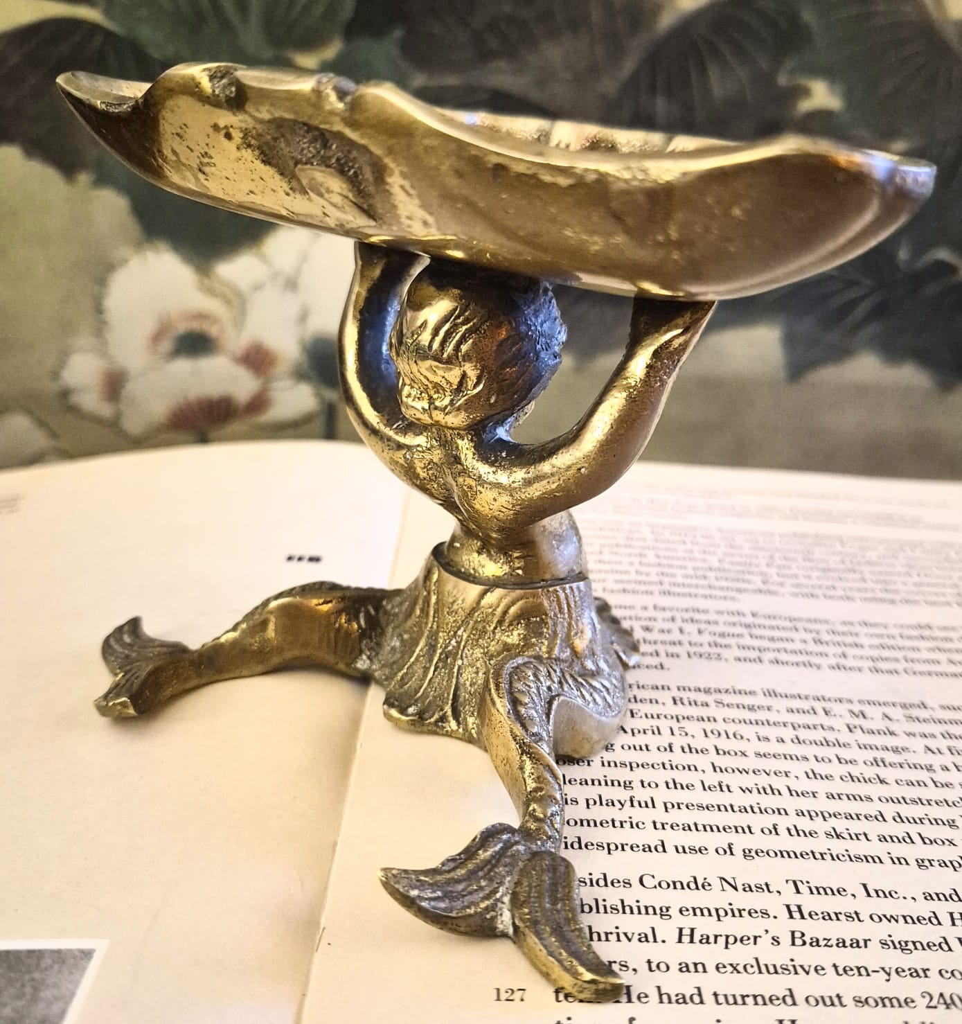 Saboneteira (porta cartões, pinga joias) linda em bronze maciço com lindo puttino segurando uma concha. Maravilhosa.
