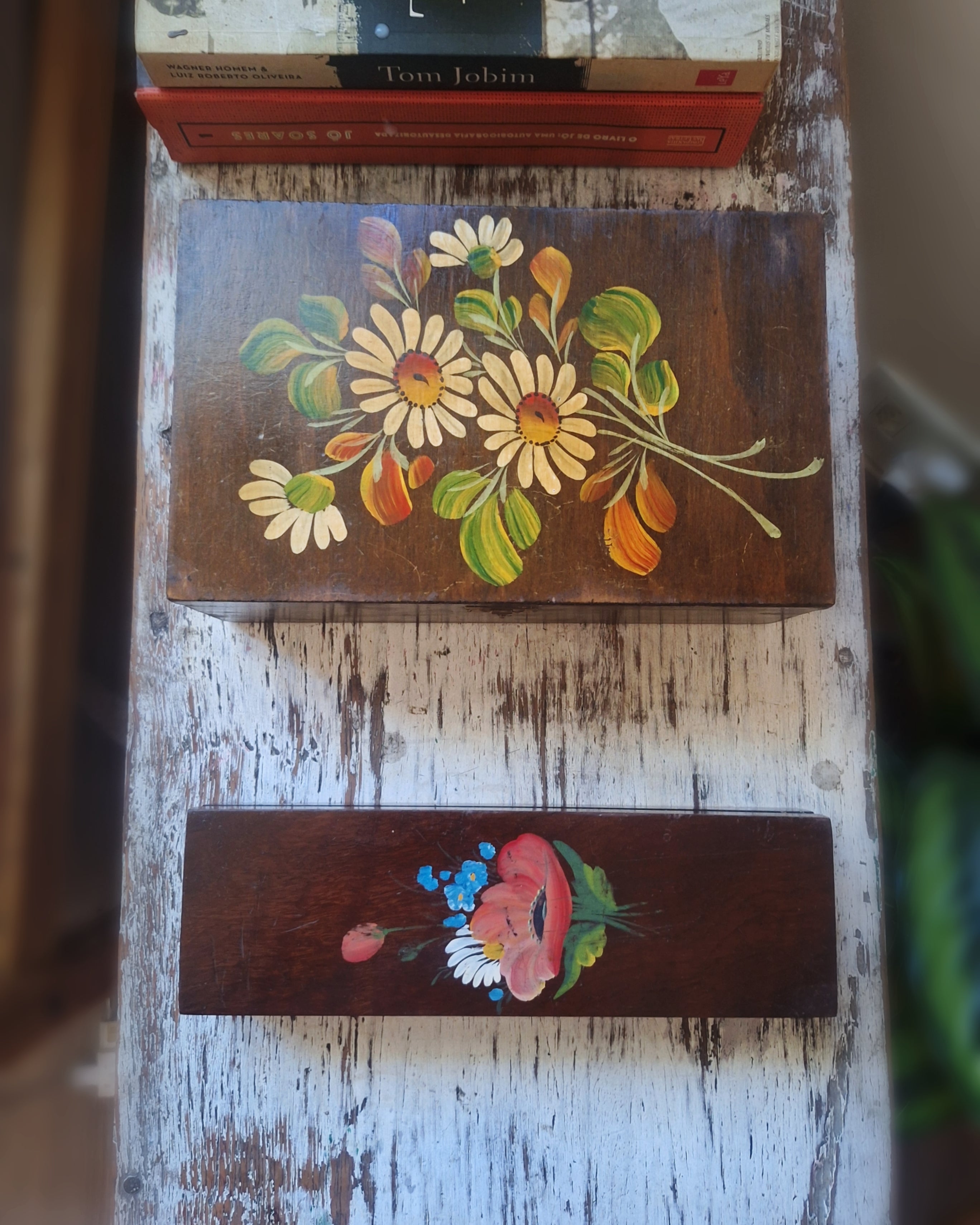 Caixas de madeira pintadas a mão