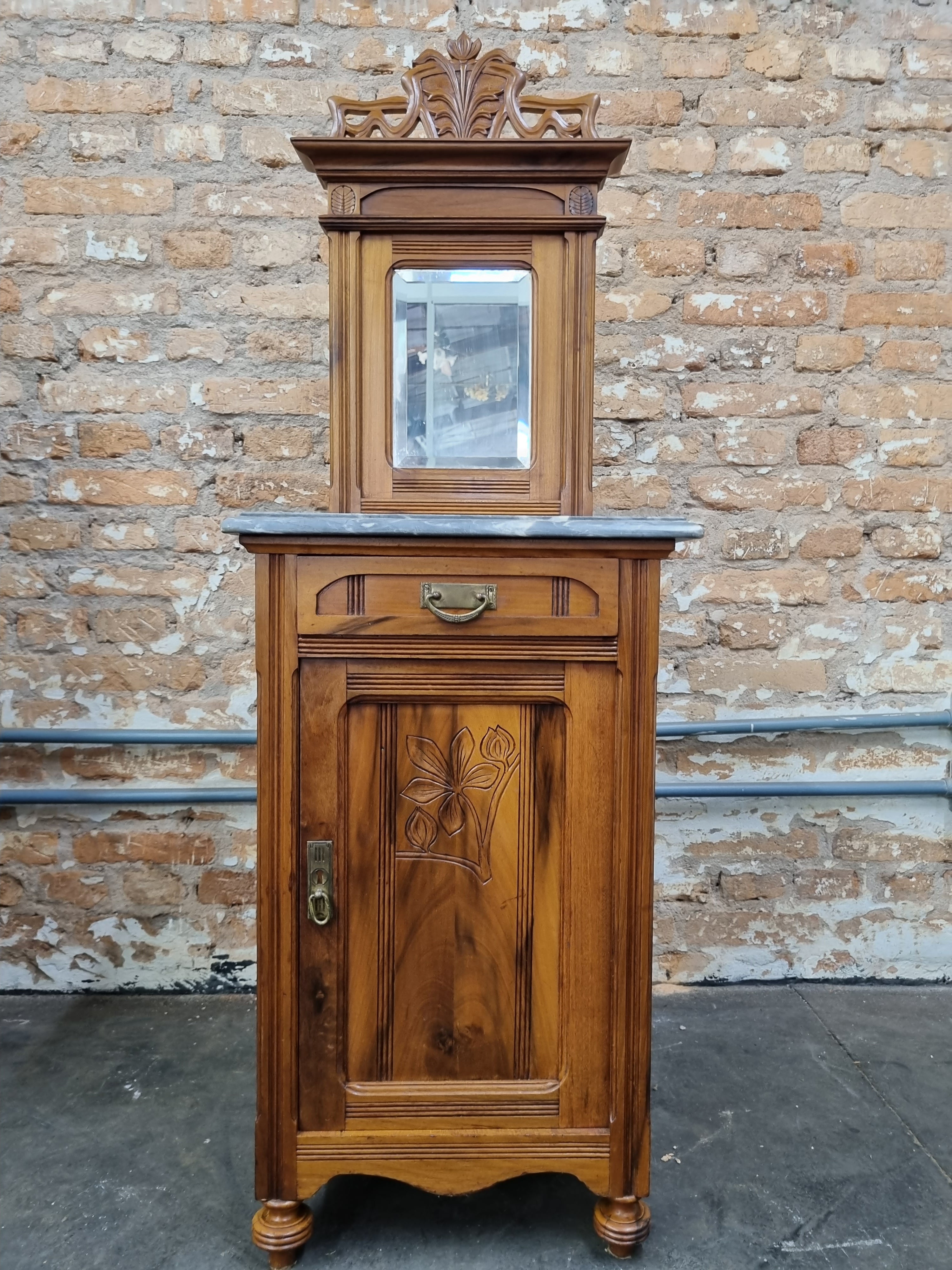 Mesa de cabeceira / Criado mudo Art Nouveau antigo em madeira clara com espelho 