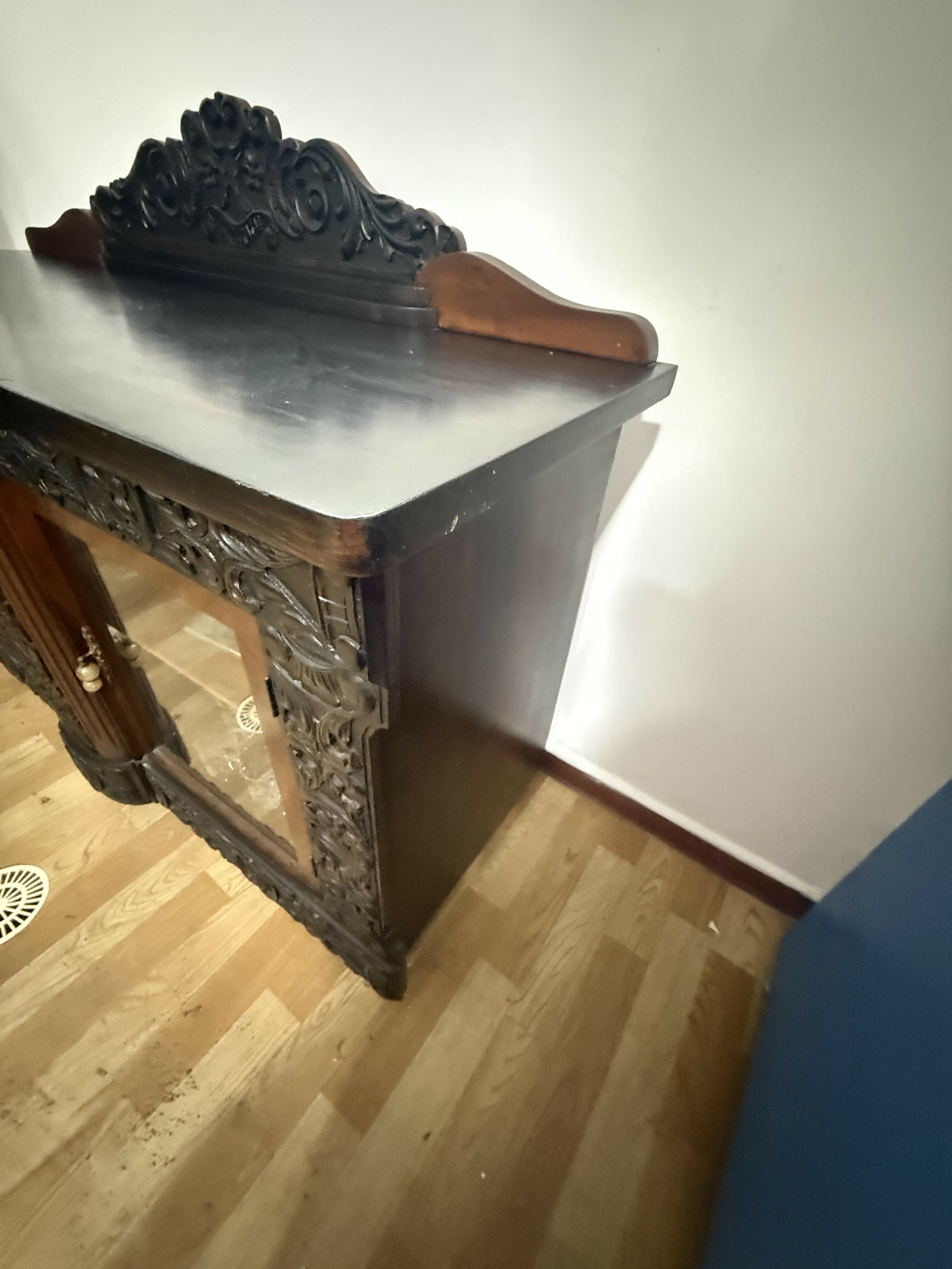 Buffet / Cristaleira Antiga em Madeira Maciça – Entalhes Artesanais