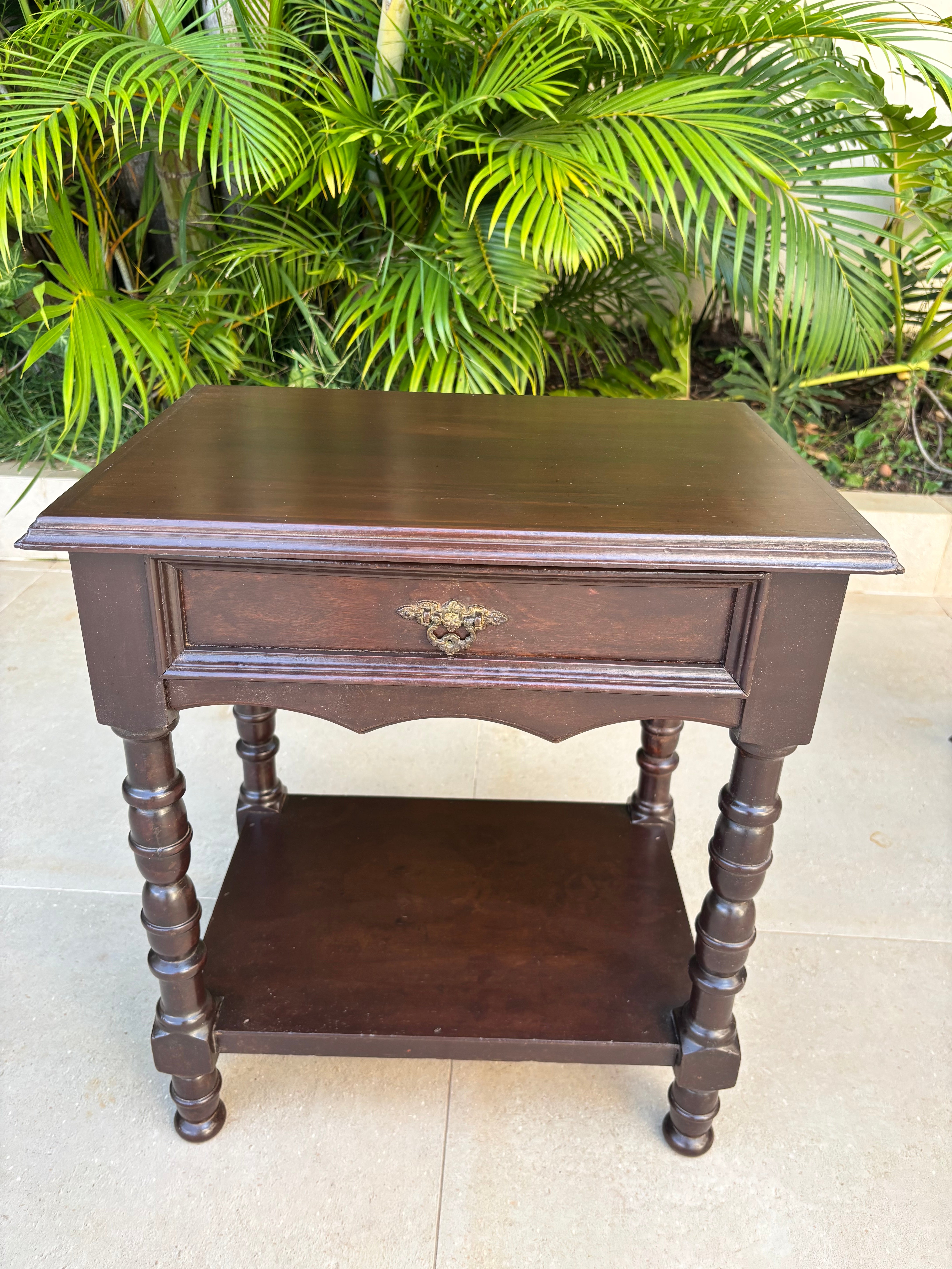 Mesa de Cabeceira Antiga com gaveta Anos 70 - Madeira Maciça (Fábrica Real)