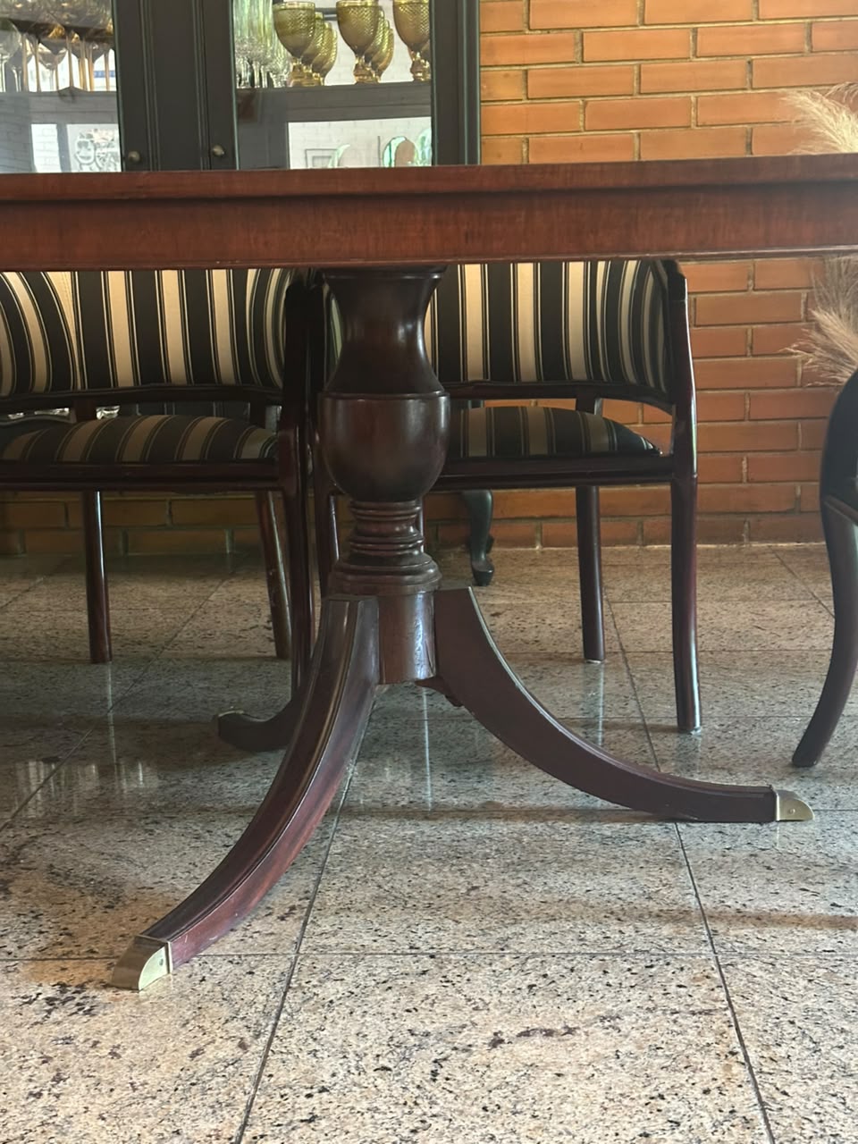 Mesa de jantar Retangular em Jacarandá maciço, magnificamente original!!! As 06 cadeiras estão inclusas.