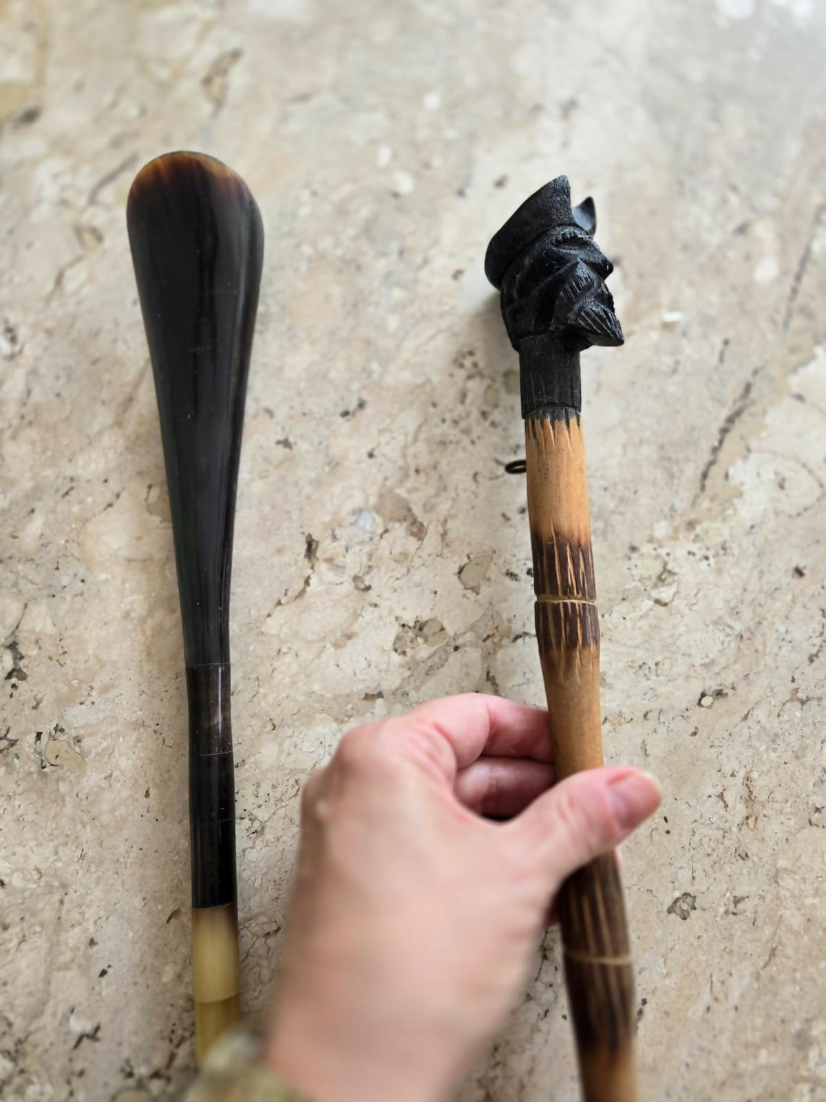 Par de calçadeiras antigas em chifre e madeira – c. 1930