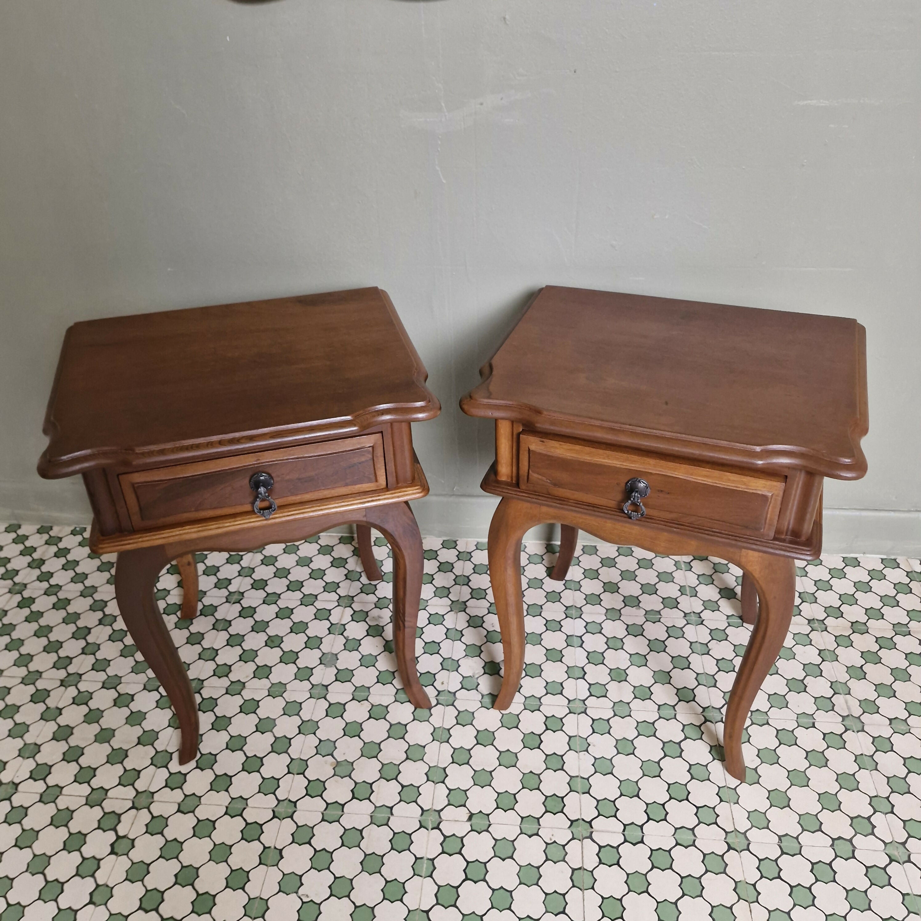 Mesas de Cabeceira Provençal