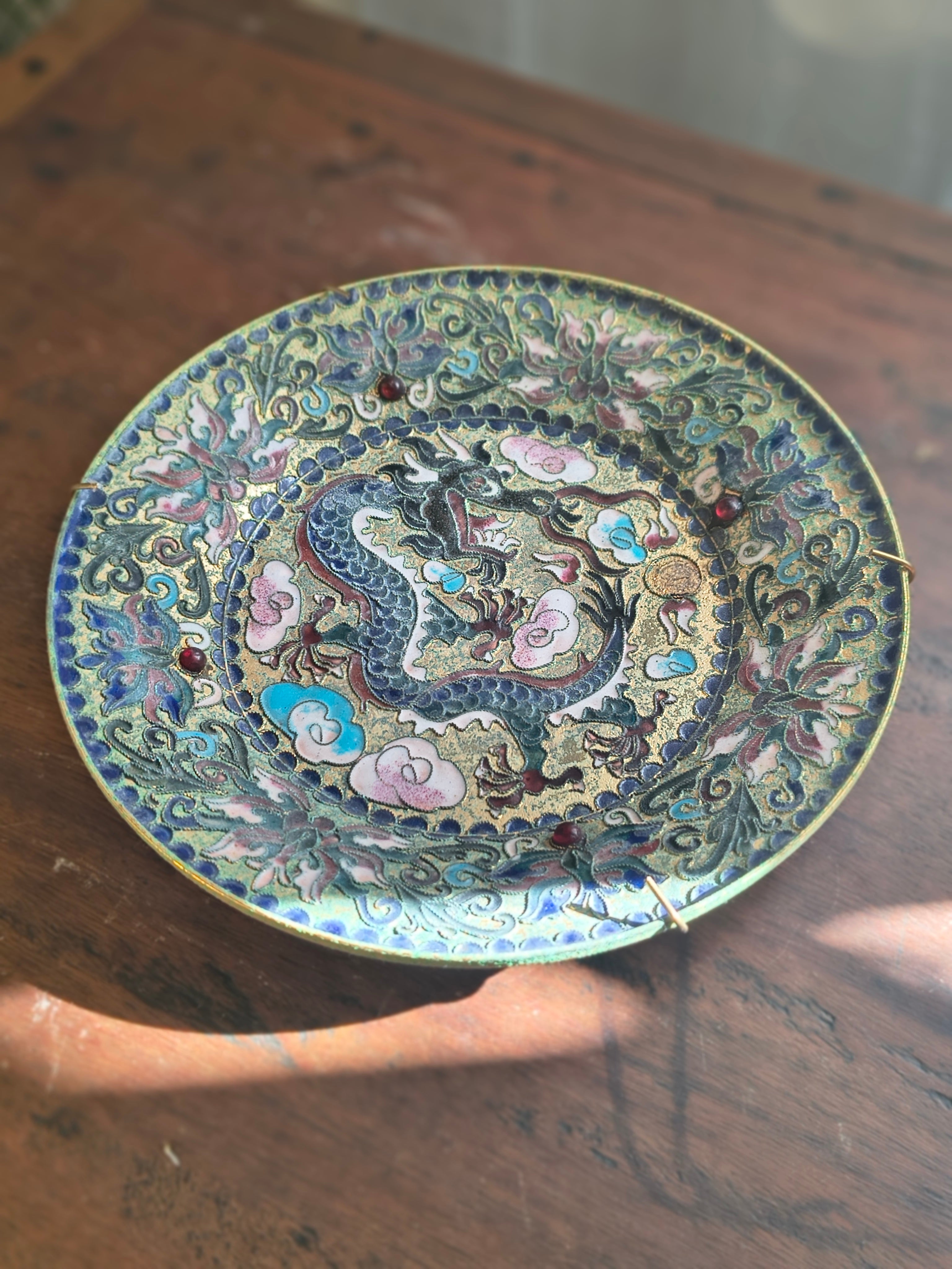 Prato Decorativo em Esmalte Cloisonné com medalhão central com figura de dragão 