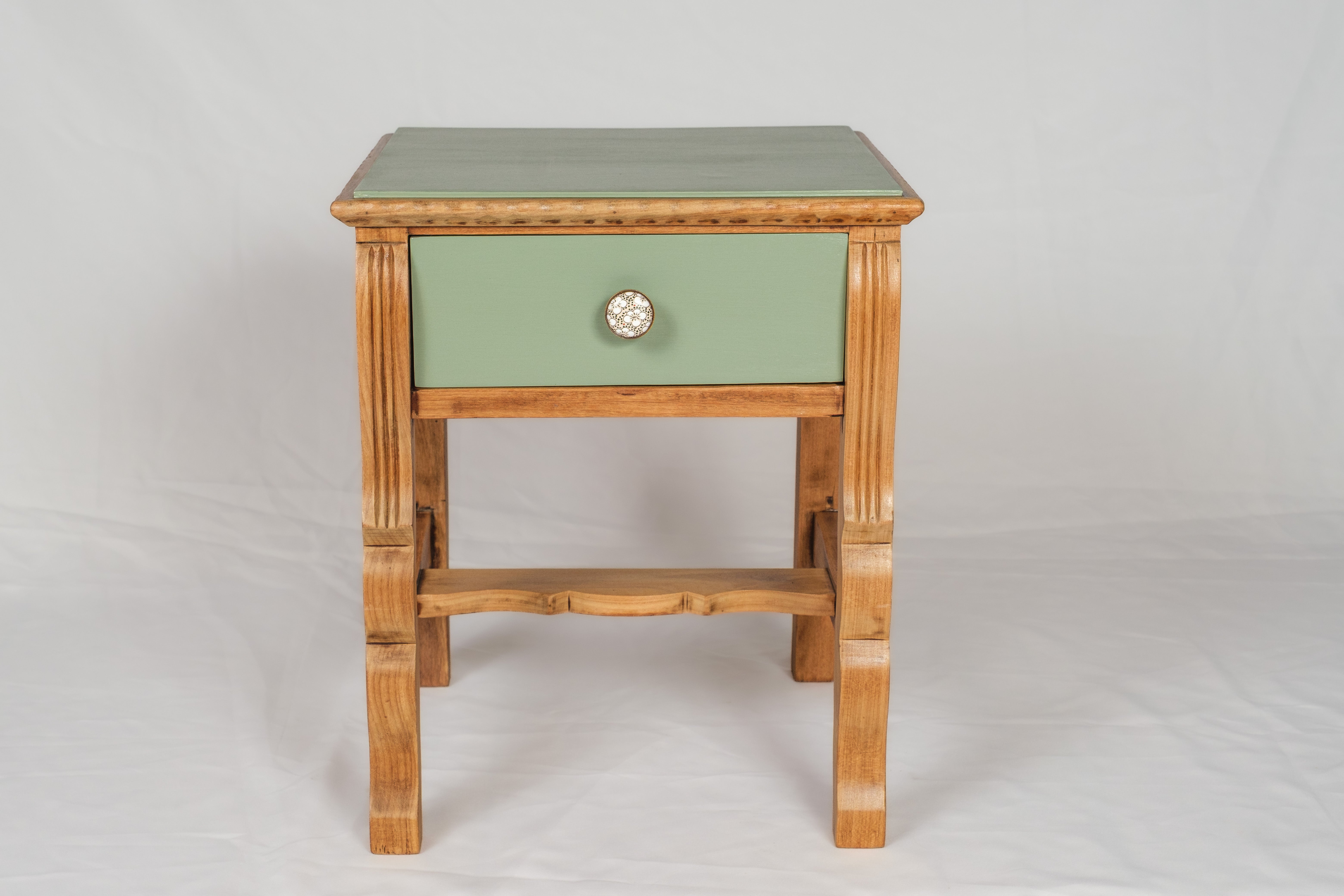 Mesa de Cabeceira Vintage em Madeira Clara com Gaveta Verde - Pistache