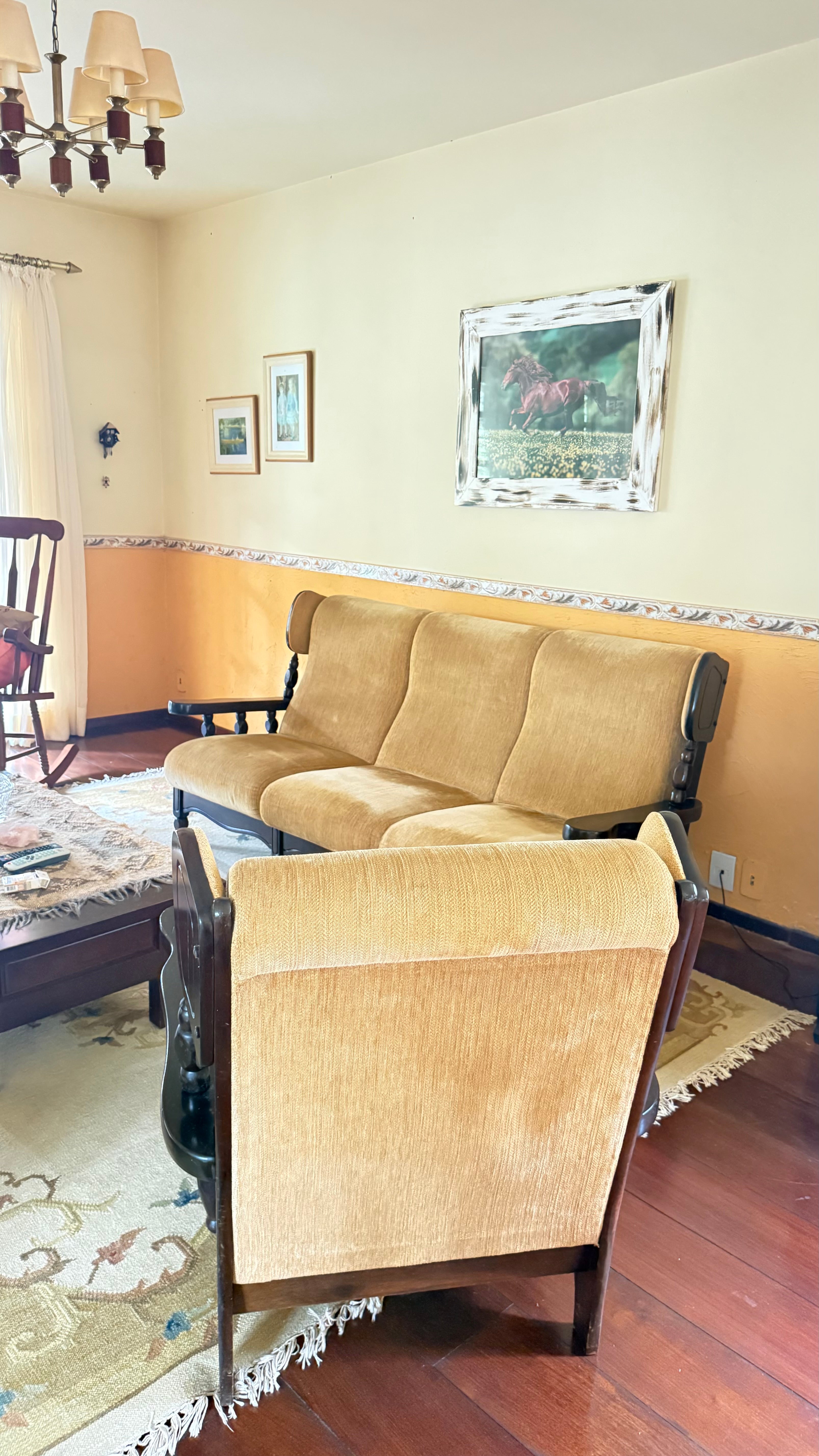 Belíssimo Jogo de Sofá estilo Bergere em madeira nobre escura e estofado amarelo mostarda