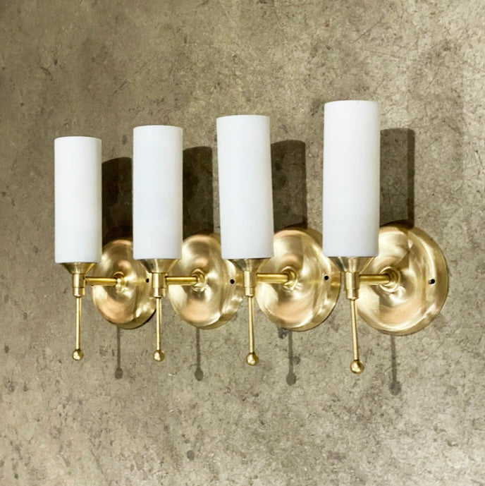 Par de Luminárias arandelas Mid Century em latão e vidro fosco branco 