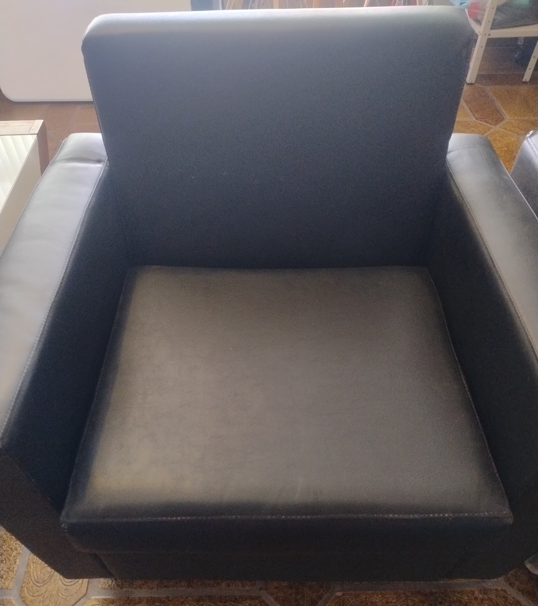 Par de Poltronas Quadradas em Courino Preto 