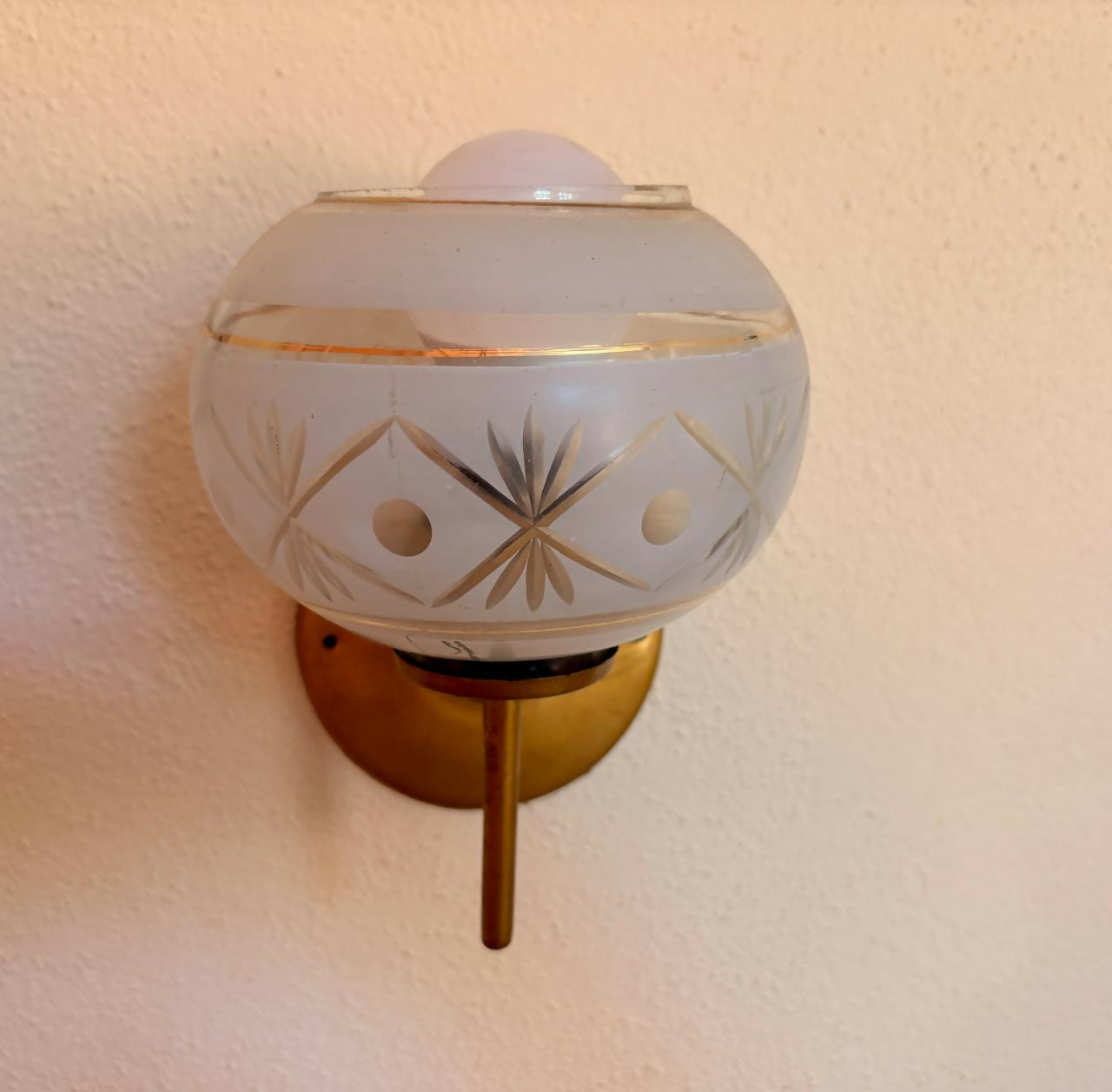 Par de Arandelas douradas com cúpula em vidro trabalhado