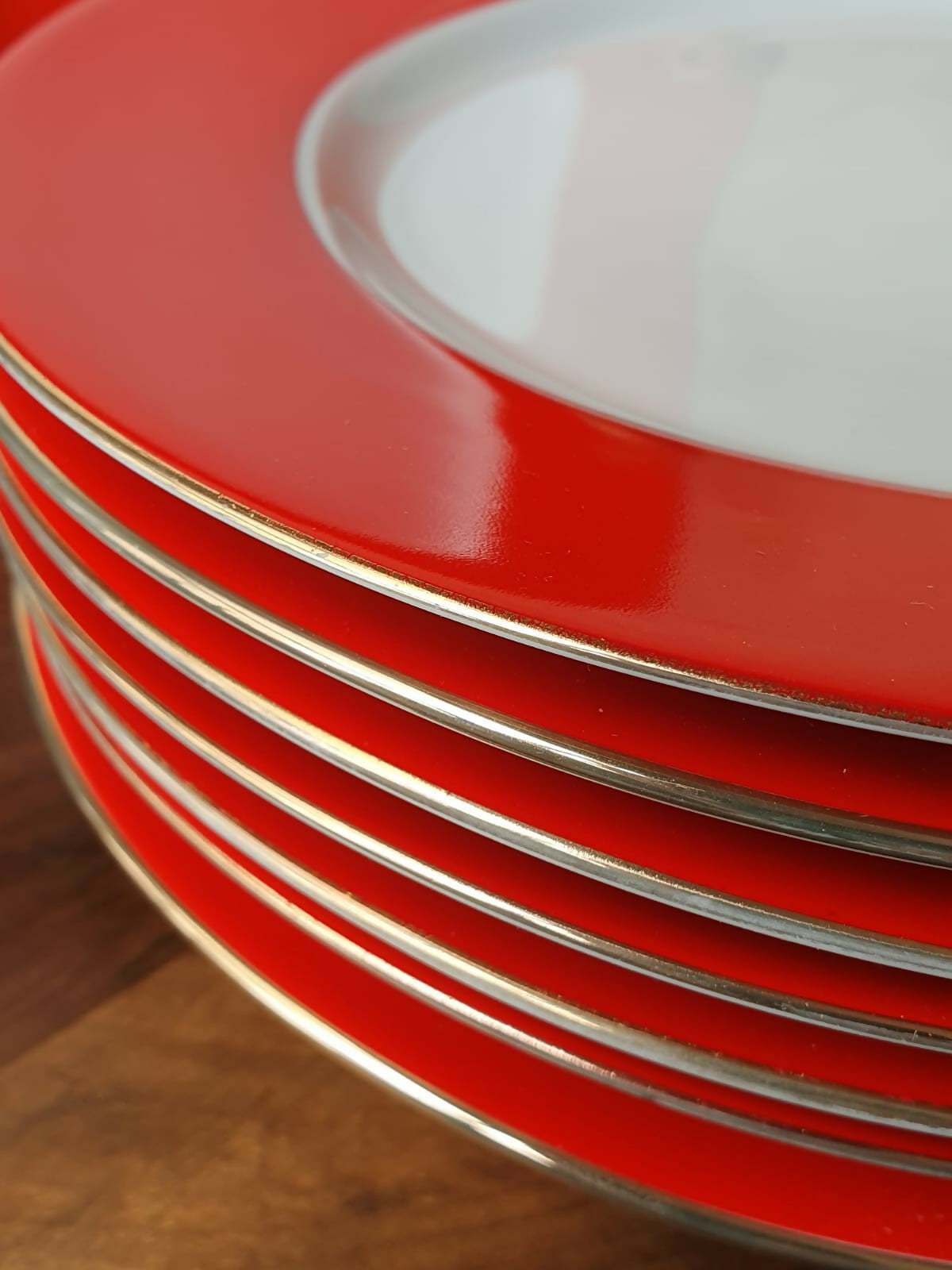 Conjunto de 18 pratos em porcelana Viva (Vista Alegre) com lindo barrado vermelho vivo e filetação a ouro 24k. Impecável!