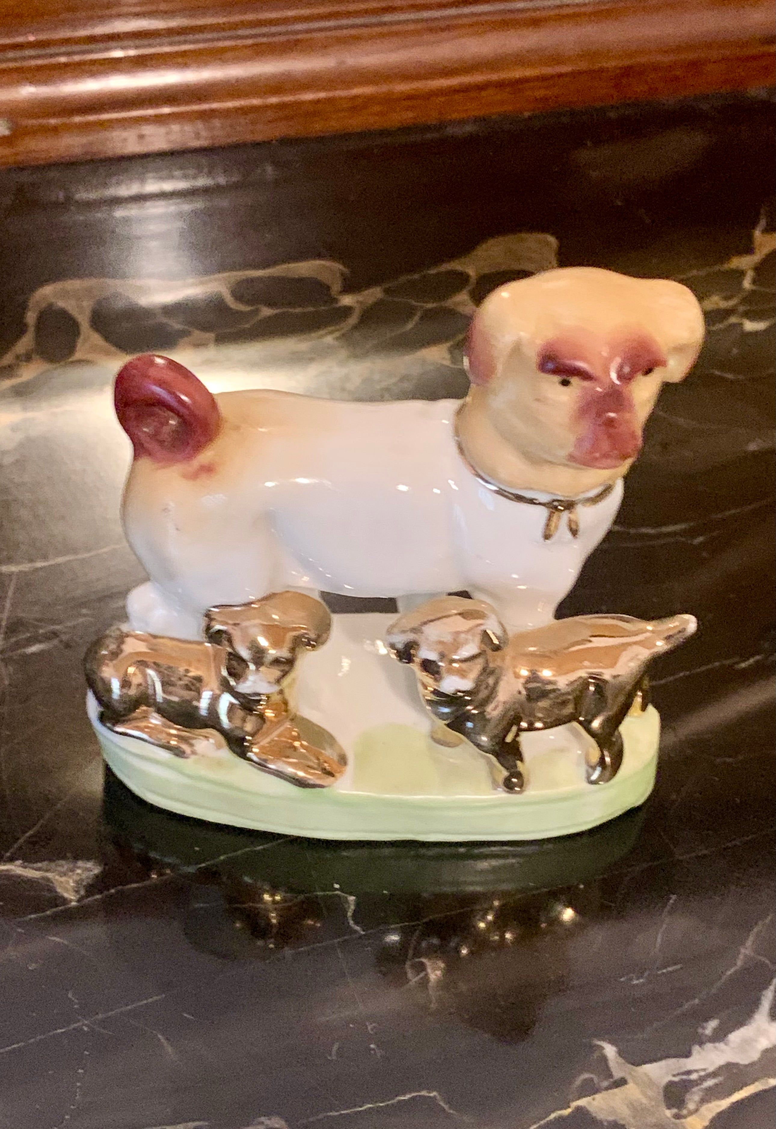 Linda estatueta ou bibelot de cão com seus filhotes