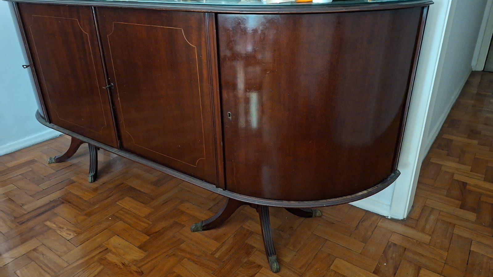 Sala de jantar tipo inglesa Mesa de jantar, 6 cadeiras e buffet