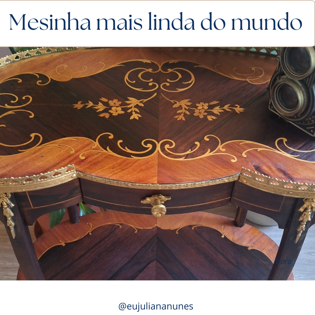 Mesa auxiliar em marchetaria