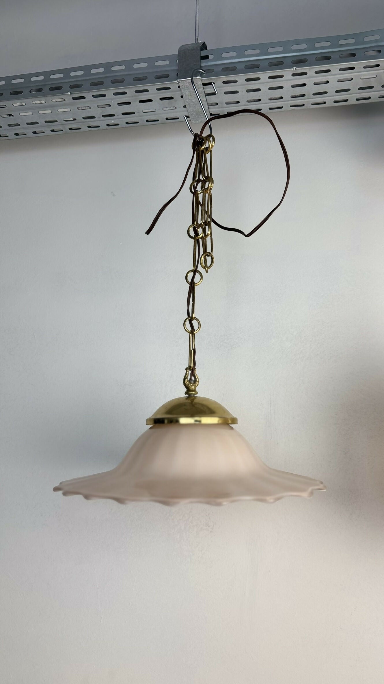 Pendente Teto Vintage | Cúpula Pétala em Vidro Rosé e Estrutura Dourada Clássica