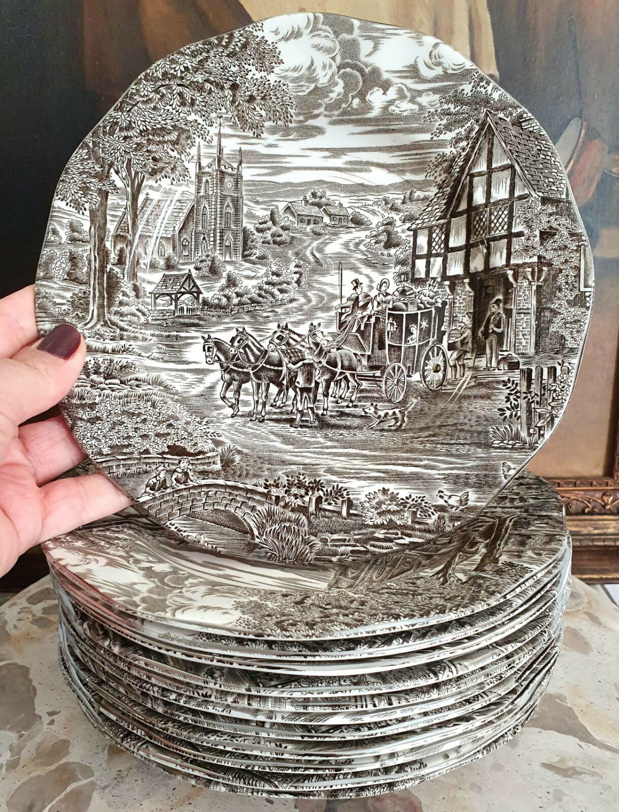 Conjunto impecável de 12 pratos de sobremesa em faiança vintage Enoch Wedgwood Tunstall, modelo sépia do Dickens Coaching Days, com selo Drohaoser. Lindíssimo!
