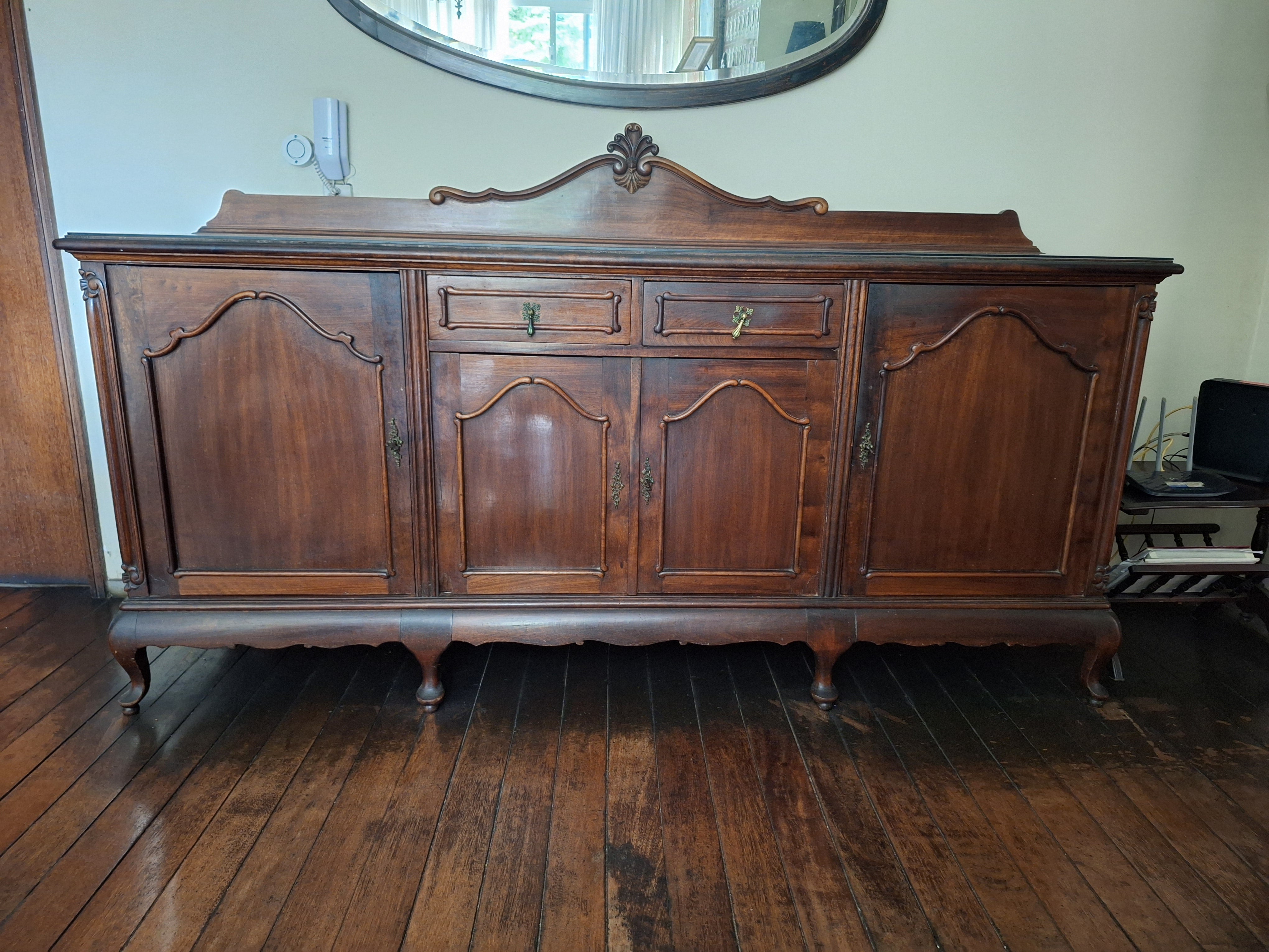 CONJUNTO DE SALA DE JANTAR CLÁSSICO EM MADEIRA NOBRE (Mesa de Mármore, cadeiras, Buffet) 