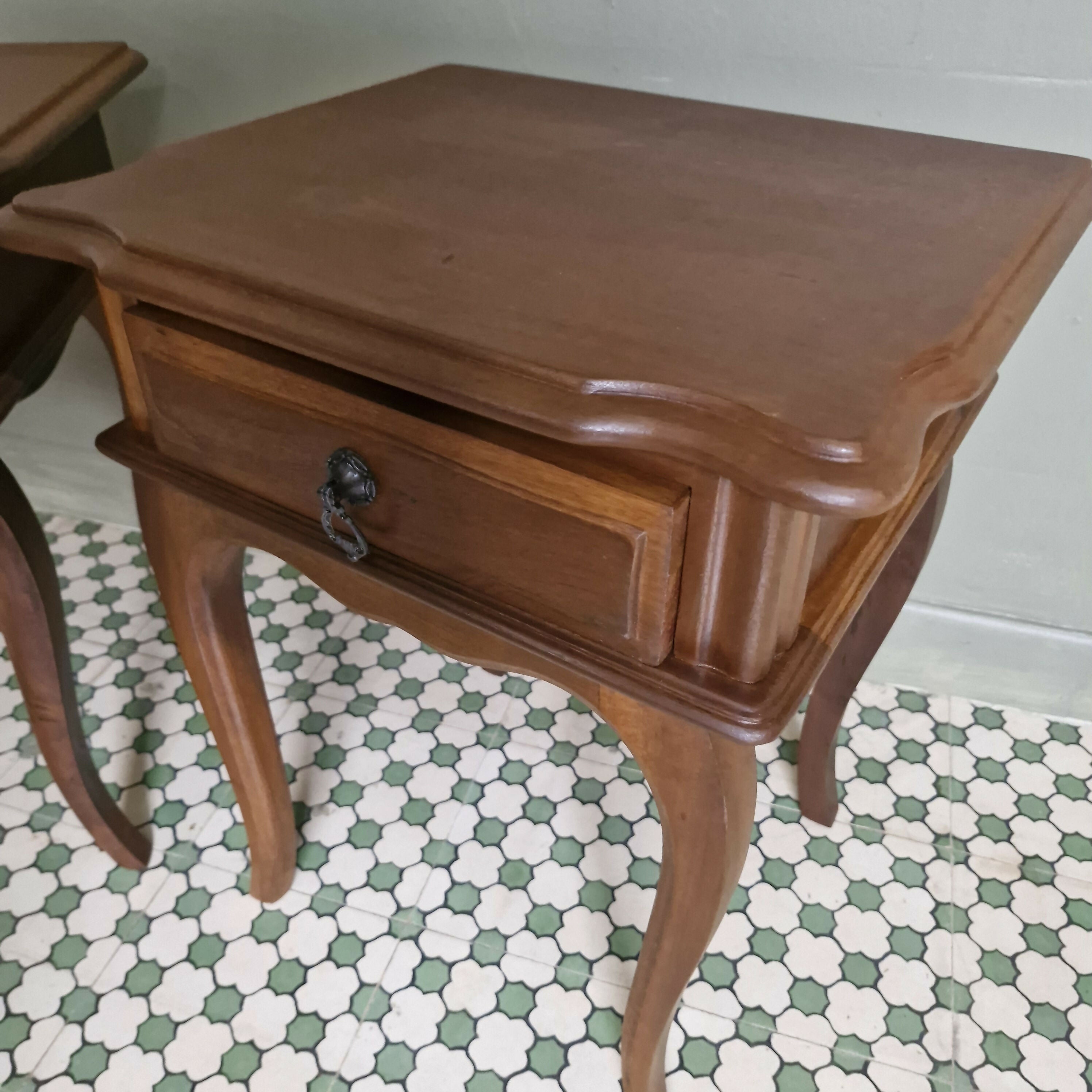 Mesas de Cabeceira Provençal