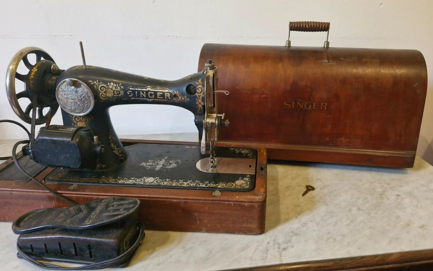 Raríssima máquina Singer com caixa de madeira original e funcionando - Sec. XIX