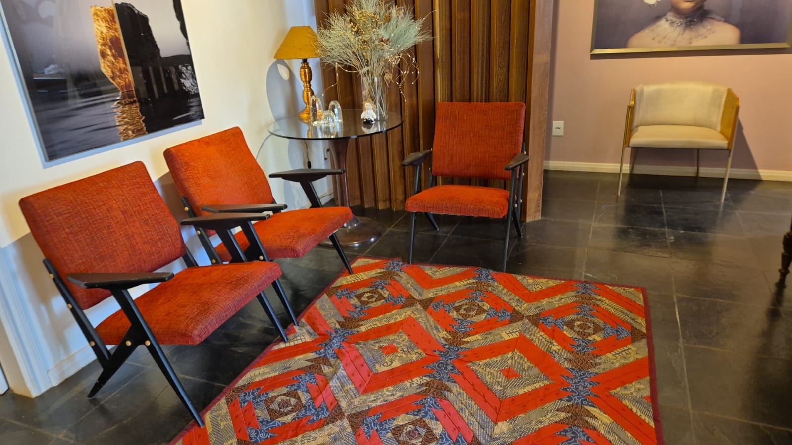 Trio de Poltronas Kid Zanine Caldas com estofado avermelhado 