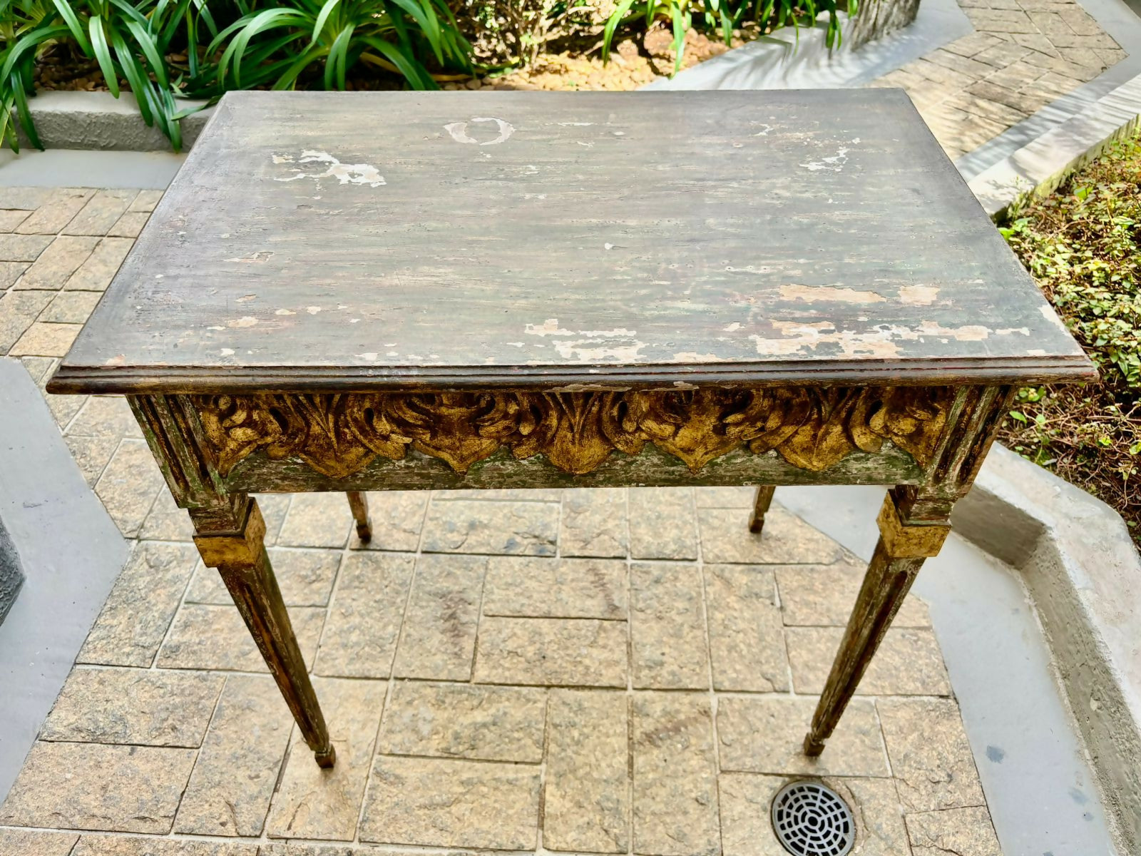 Antigo Aparador / Mesinha madeira maciça entalhada