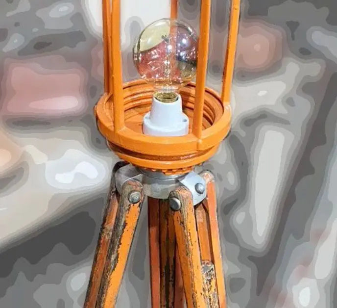 Luminária industrial customizada em laranja com tripé 
