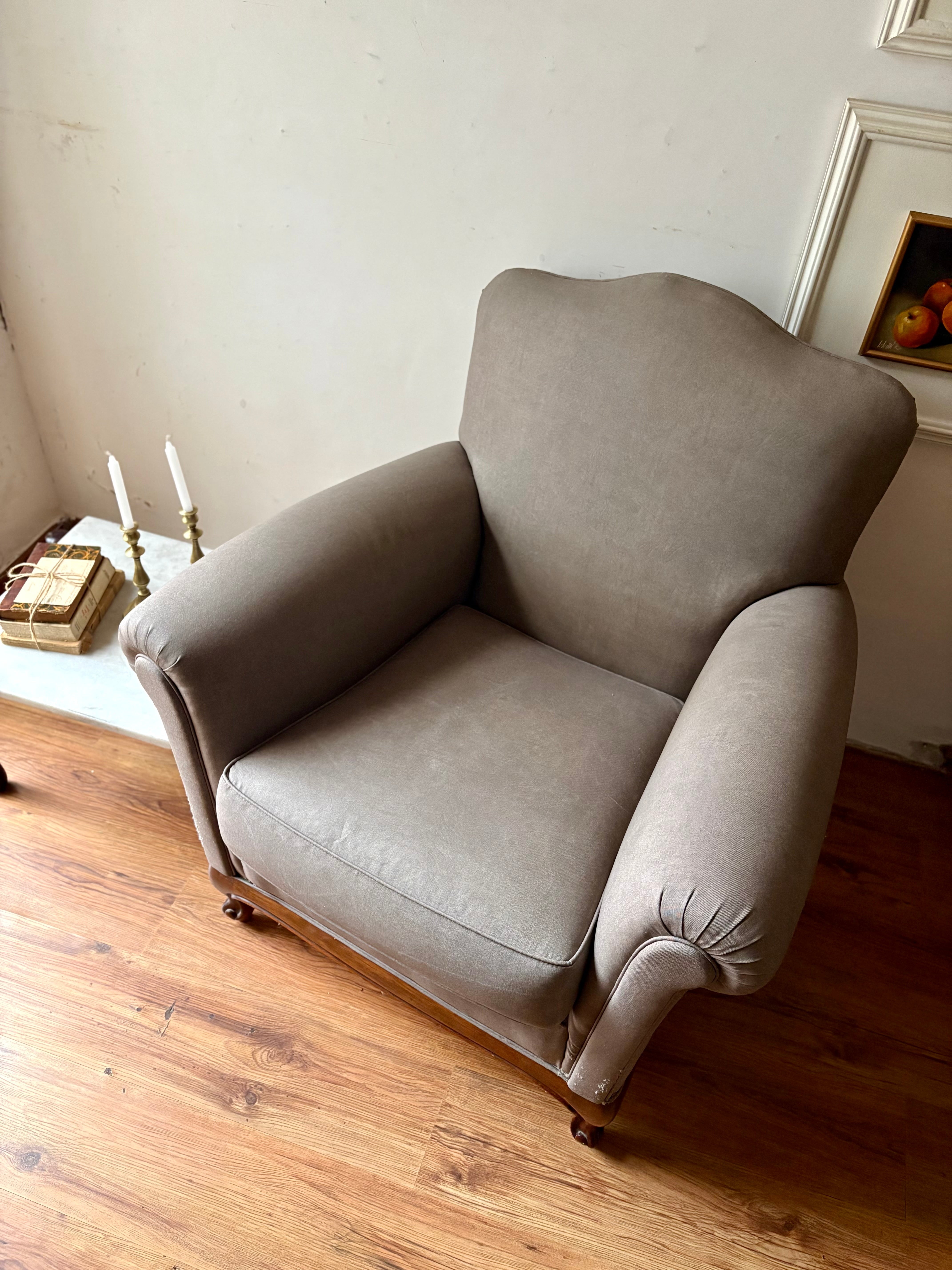 Poltrona bergere confortável acinzentada com pés em madeira 