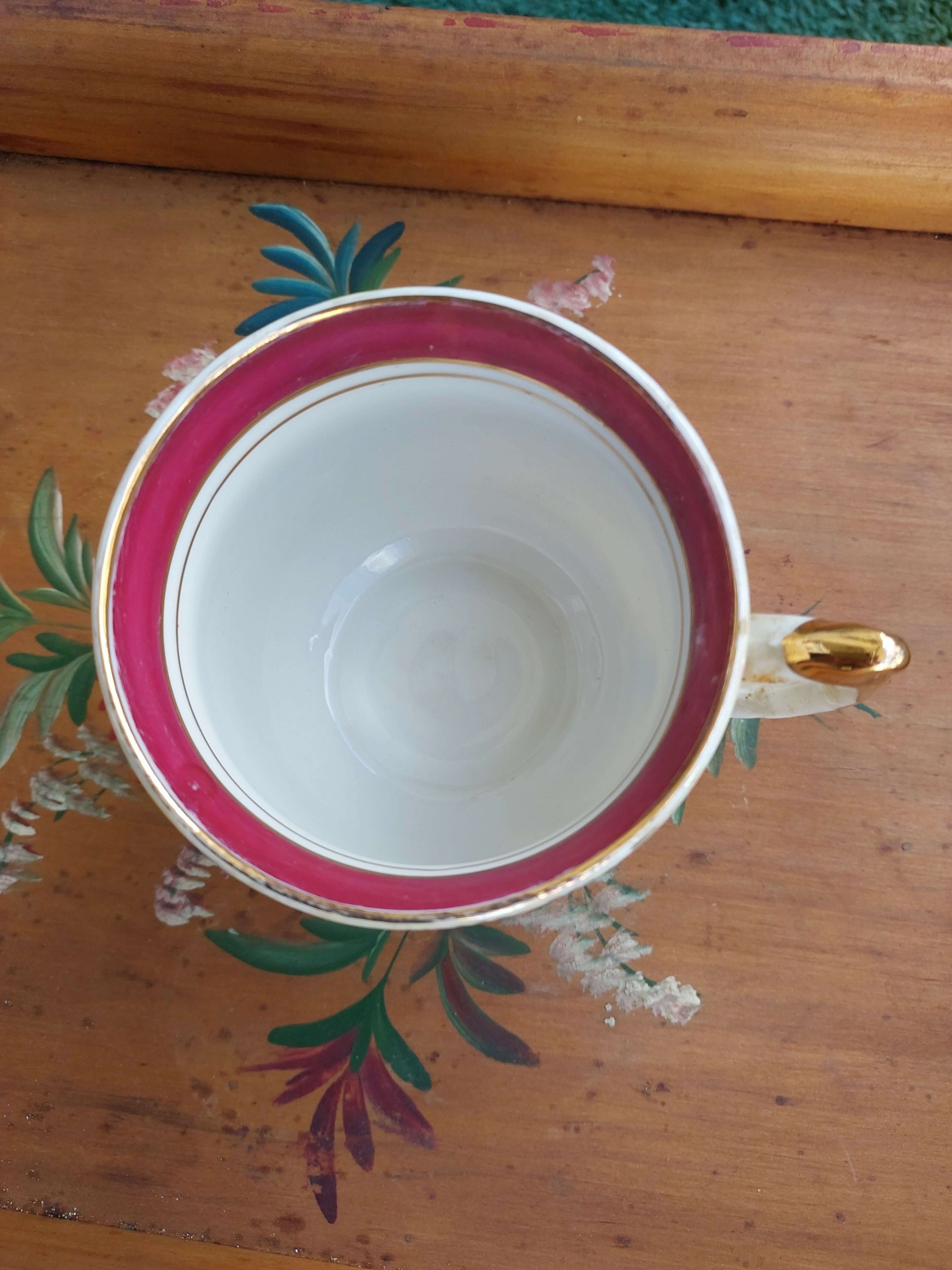 Xícara de Chá Antiga com Cena Romântica