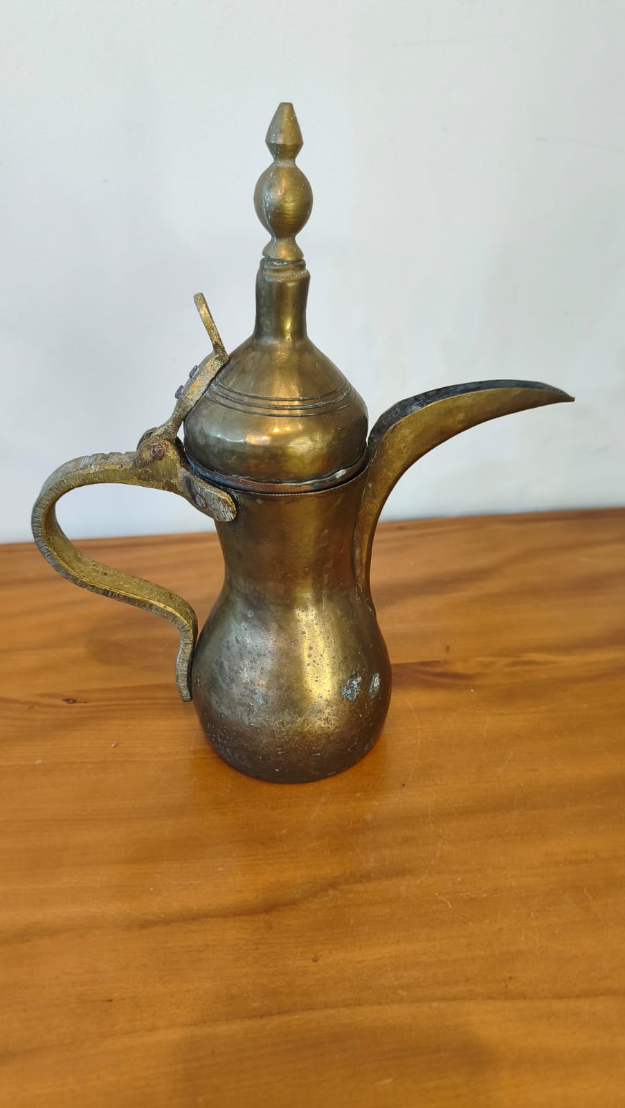 Cafeteira Árabe Tradicional Dallah em Latão com Pátina Natural – 30 cm