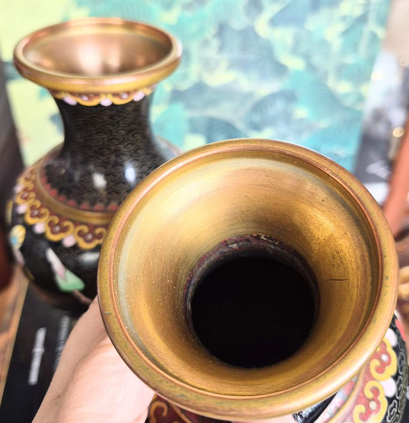 Par de vasos em cloisonné maravilhosos,  formato balaústre com decoração floral lindíssima e rara.