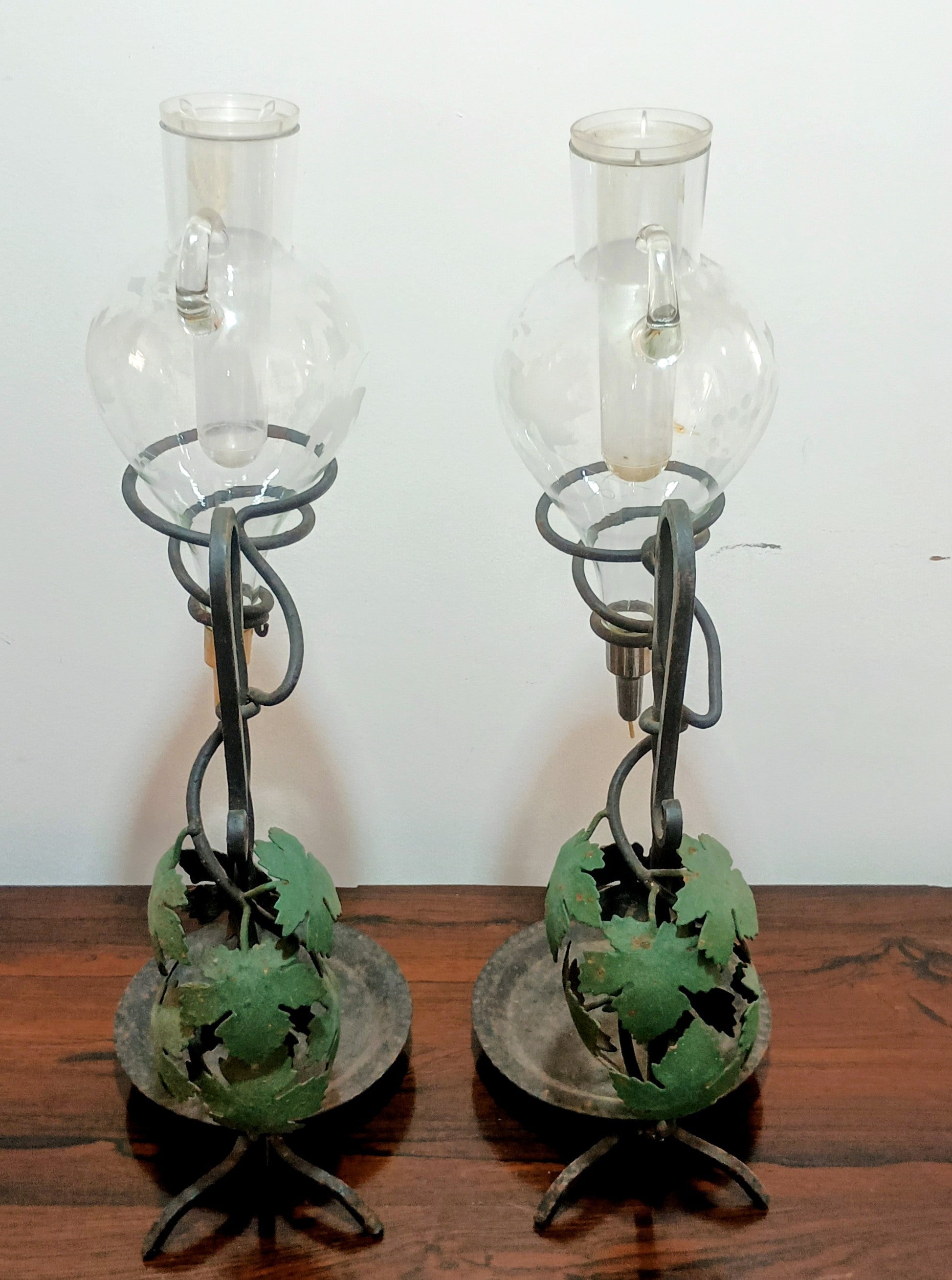 PAR DE DECANTADORES / DISPENSADORES DE VINHO VINTAGE EM VIDRO E FERRO TRABALHADO COM ADORNOS DE FOLHAS 