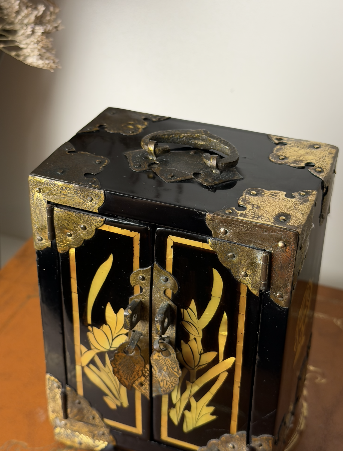 Antigo porta jóia chinês - Item Raro e Histórico! Laca, Madrepérola, Latão e Seda! Anos 60 - Chinês - Trabalho Artesanal