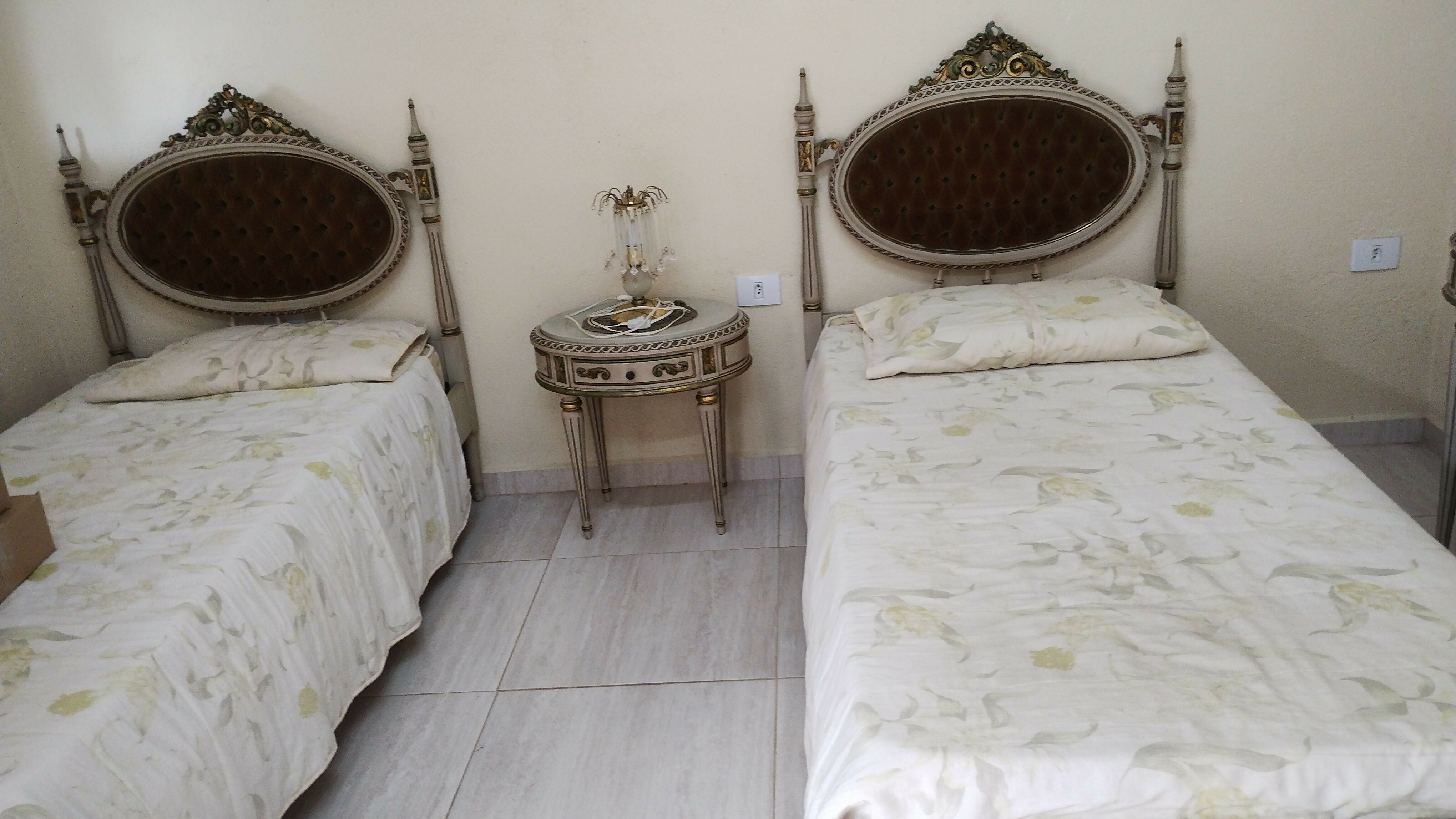 Conjunto dormitório antigo madeira entalhada (70 anos)