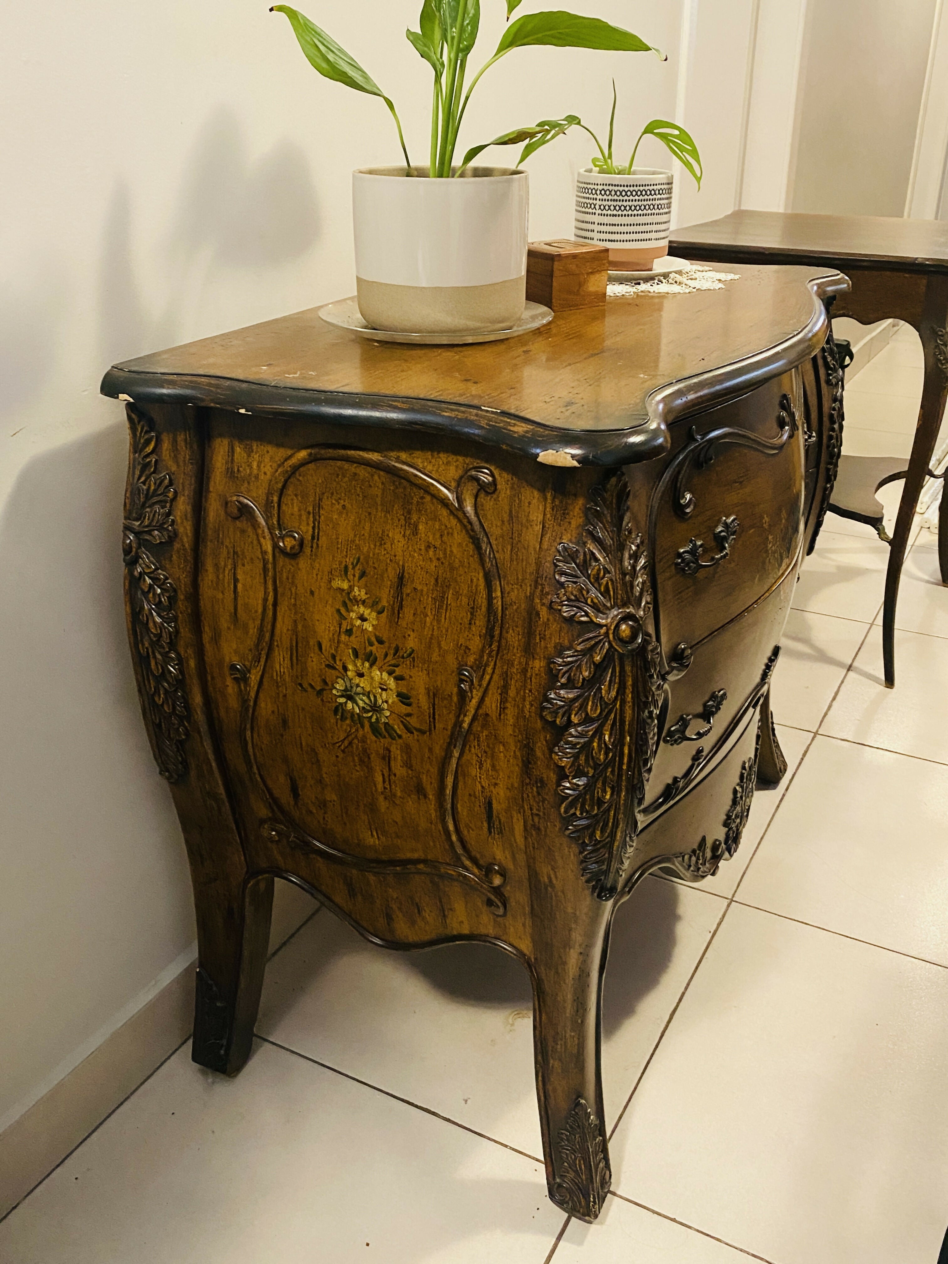 Cômoda de 2 gavetas bombê com pintura original de flores