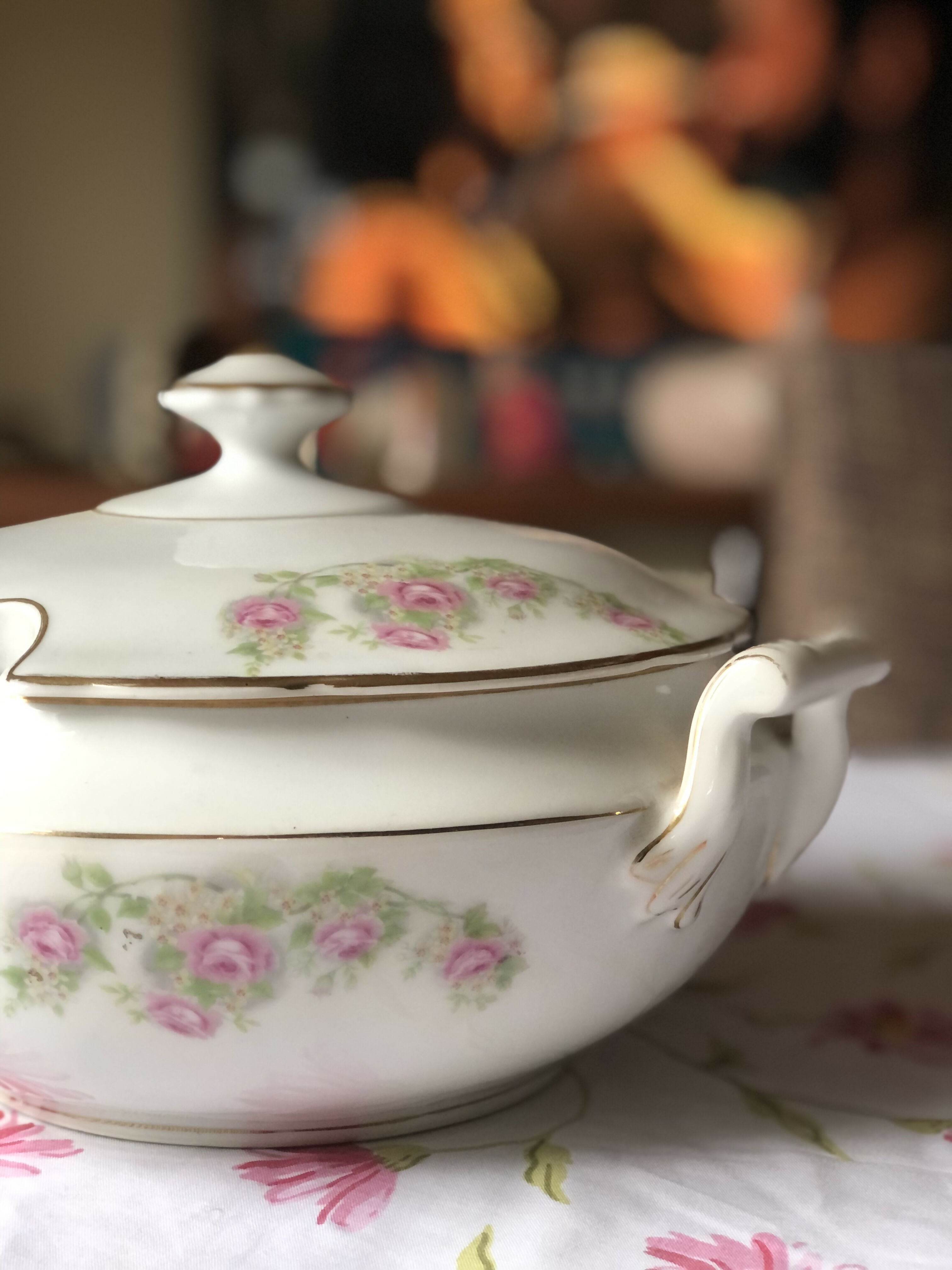Mesa posta com preciosa sopeira e preciosos pratos