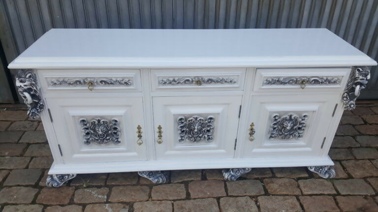 Buffet Leão Vintage em laca branca envelhecida