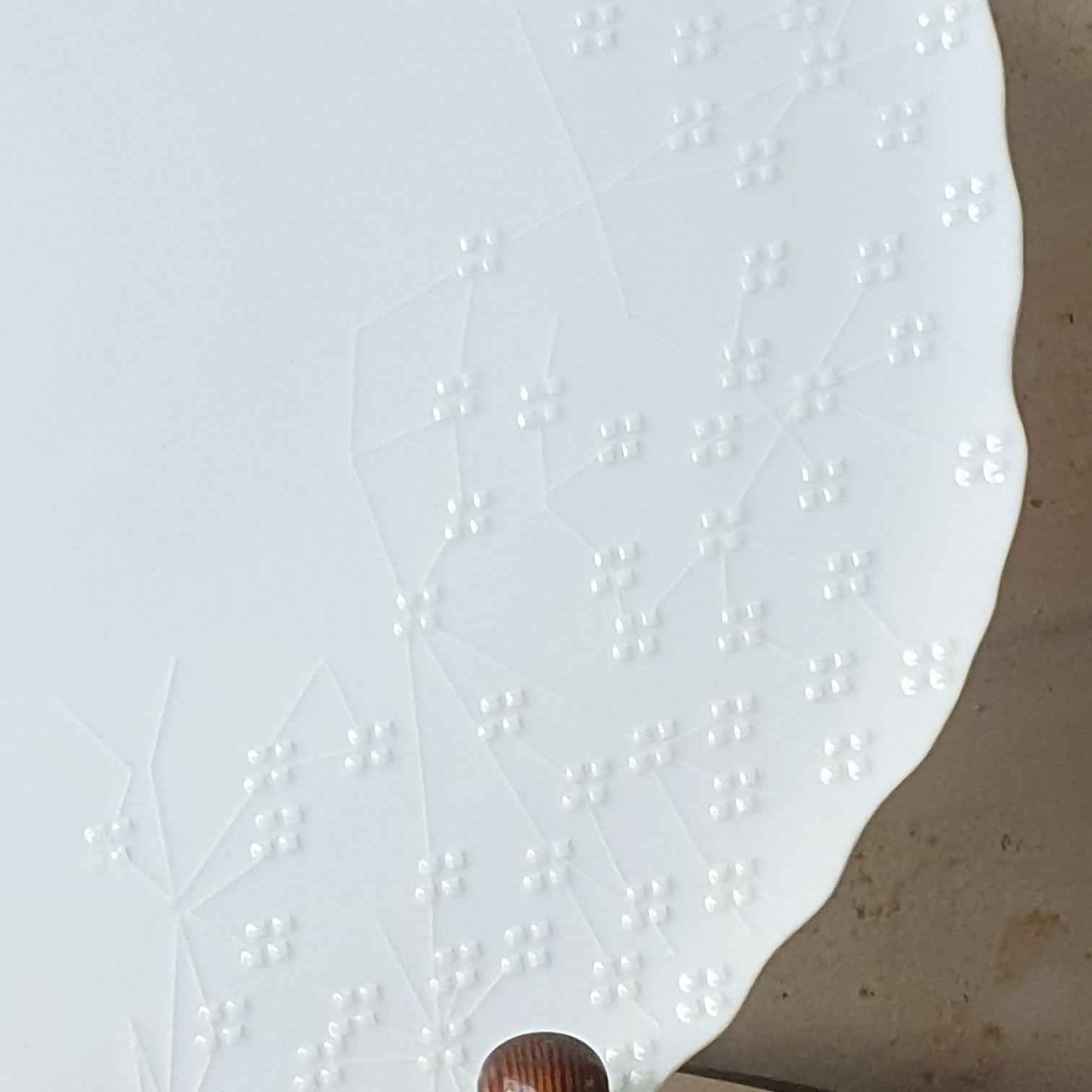 Prato para bolo em porcelana Ultrafina Rosenthal, linha Studio Line, por Patrícia Urquiola, estilo Shibori