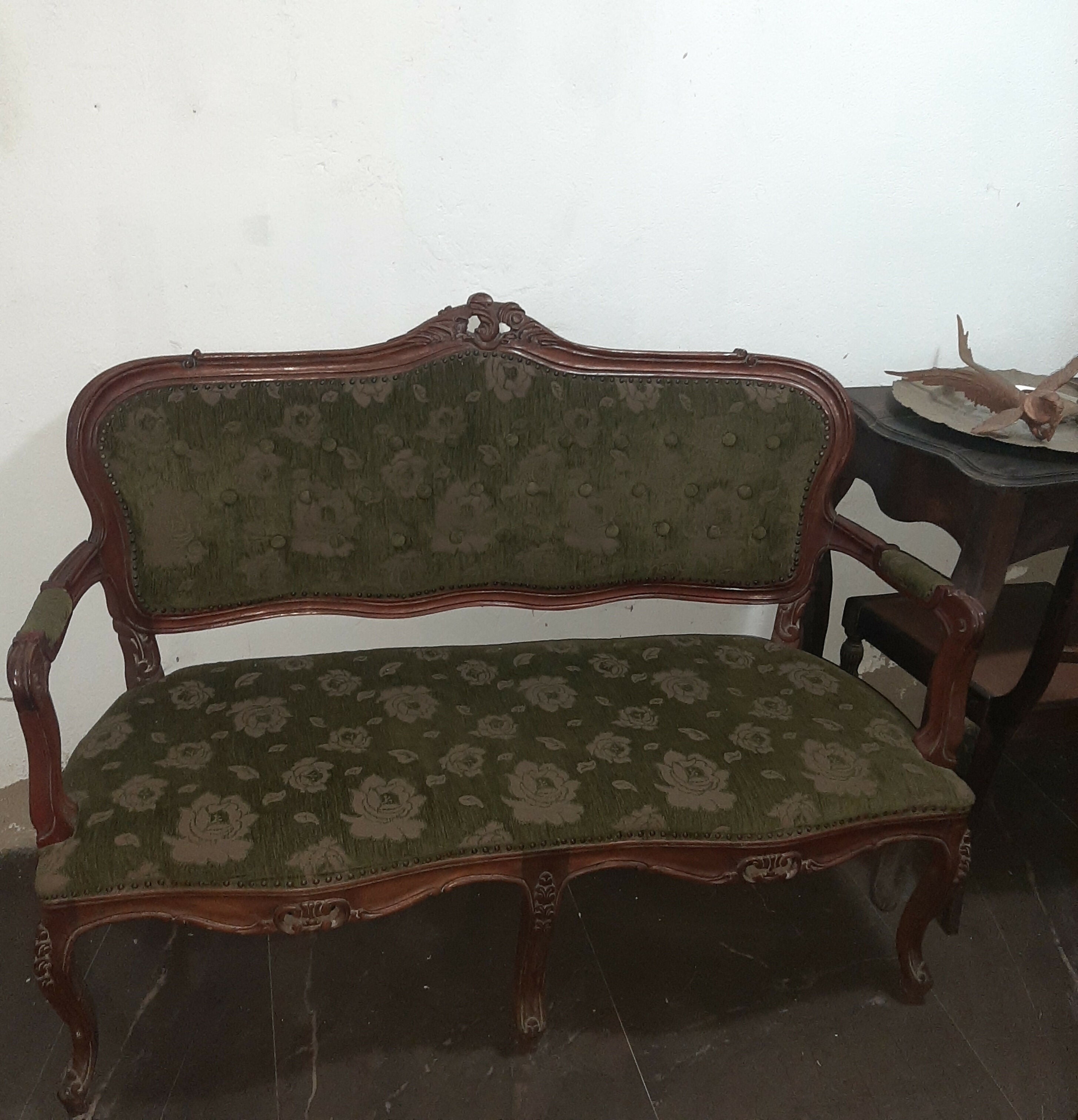 Antigo sofá Luís XV 2 lugares com estofado verde