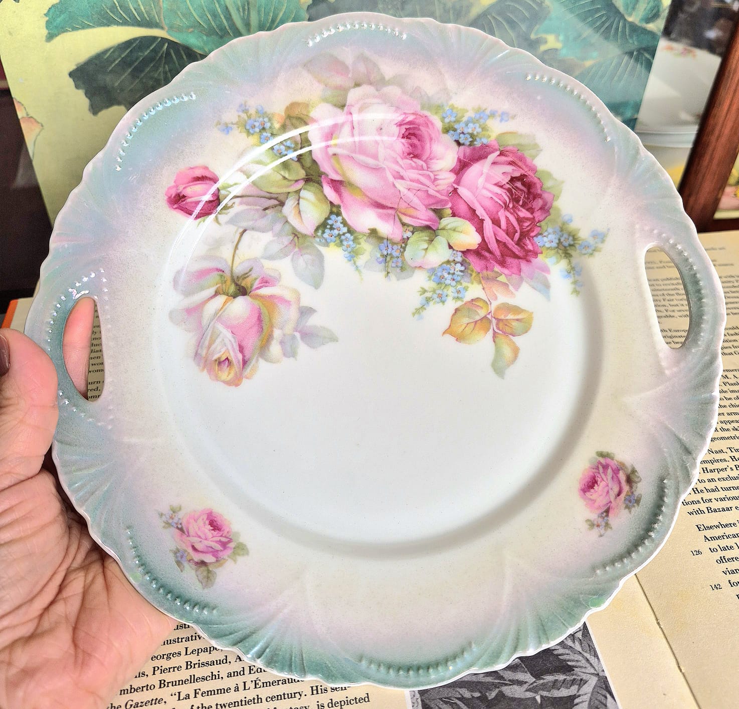 Prato antigo (cerca de 1900) em porcelana alemã.  Provável P.K. Silesia ou Erdmann Schlegelmilch, com alça vazada. Para servir doces ou bolos.