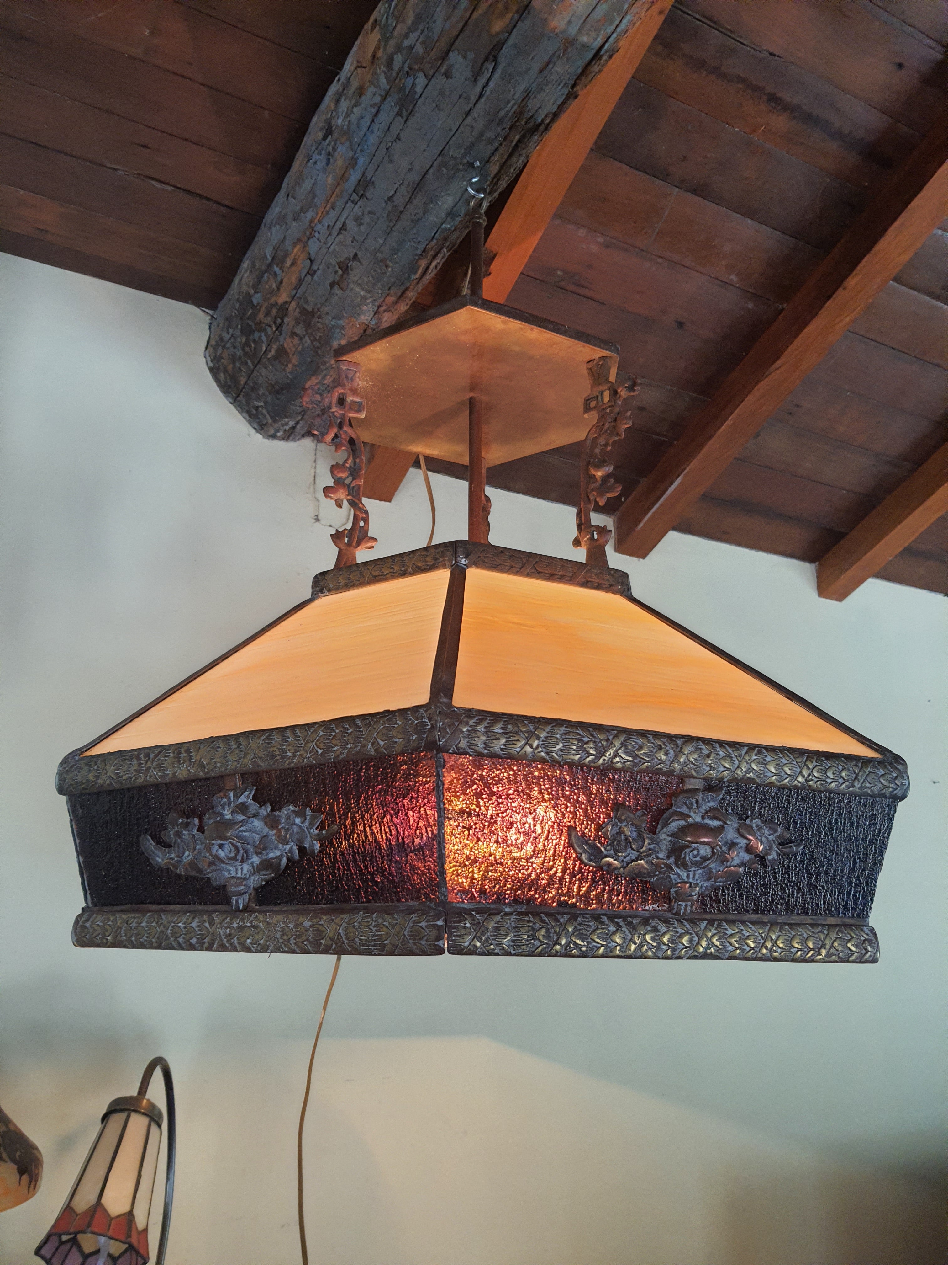 Lustre pendente de bronze com vidros tiffany