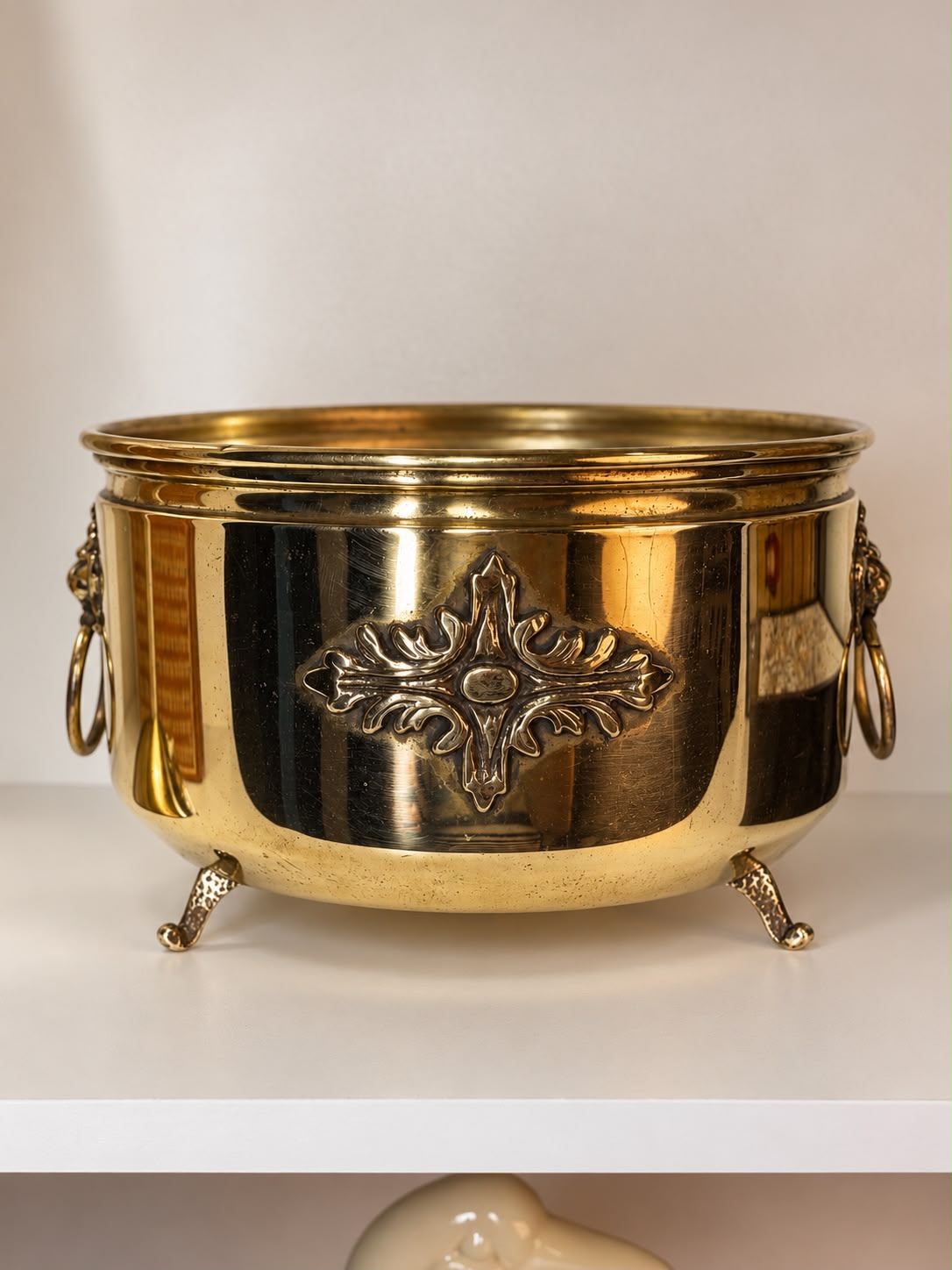 Cachepô em Latão e Bronze com Máscaras de Leão, Argolas e Pés Ornamentados