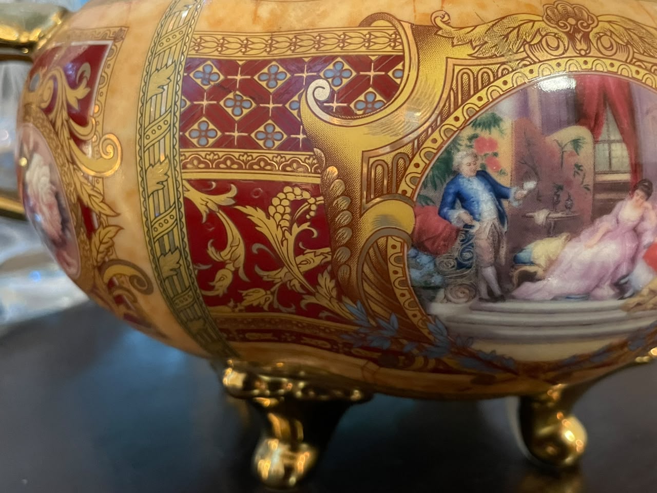 Sopeira em porcelana europeia com rica decoração policromada