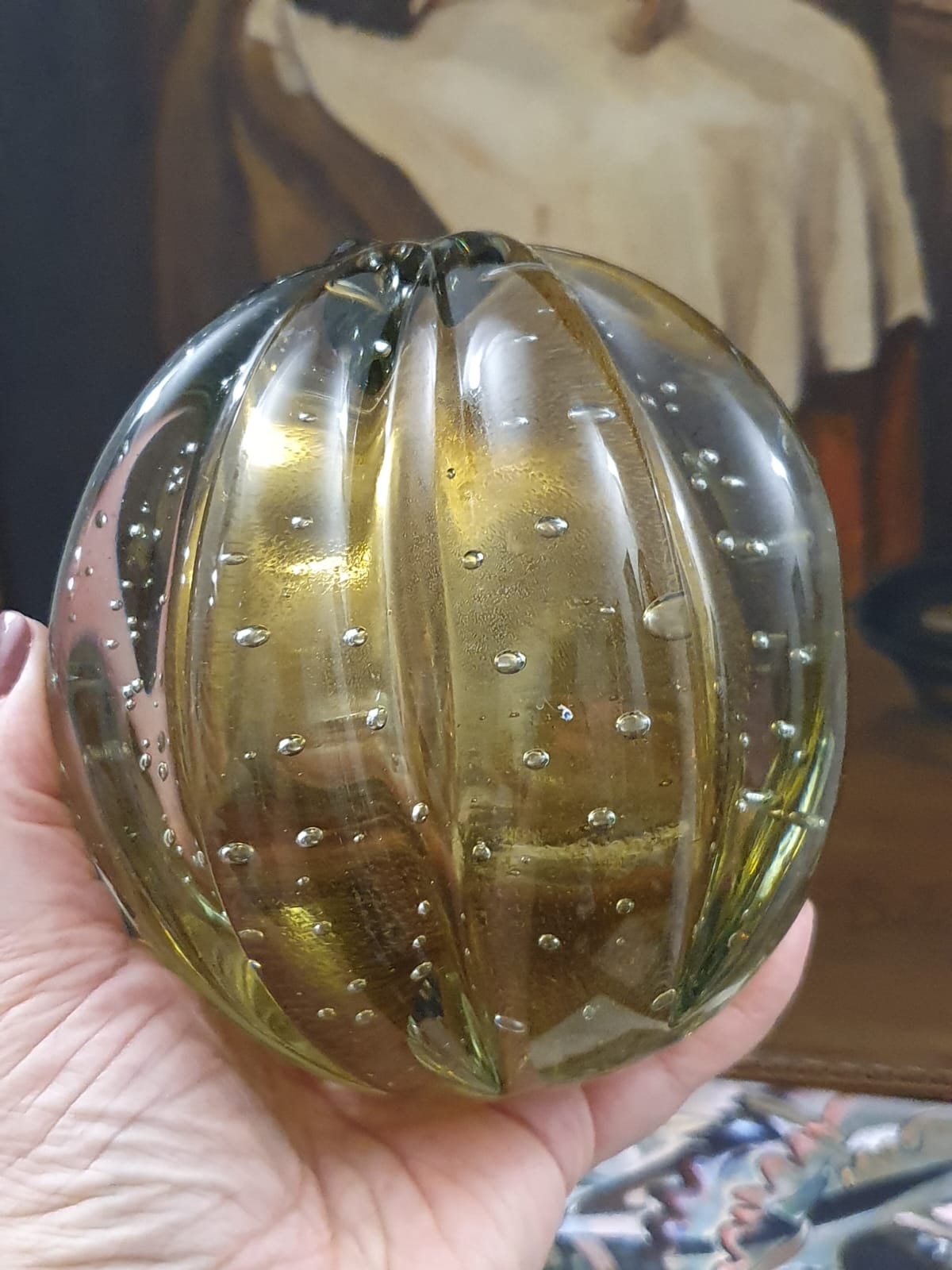 Maravilhoso Murano italiano em formato de esfera canelada com bolhas sopradas controladas em seu interior,  verde claro ambarado.