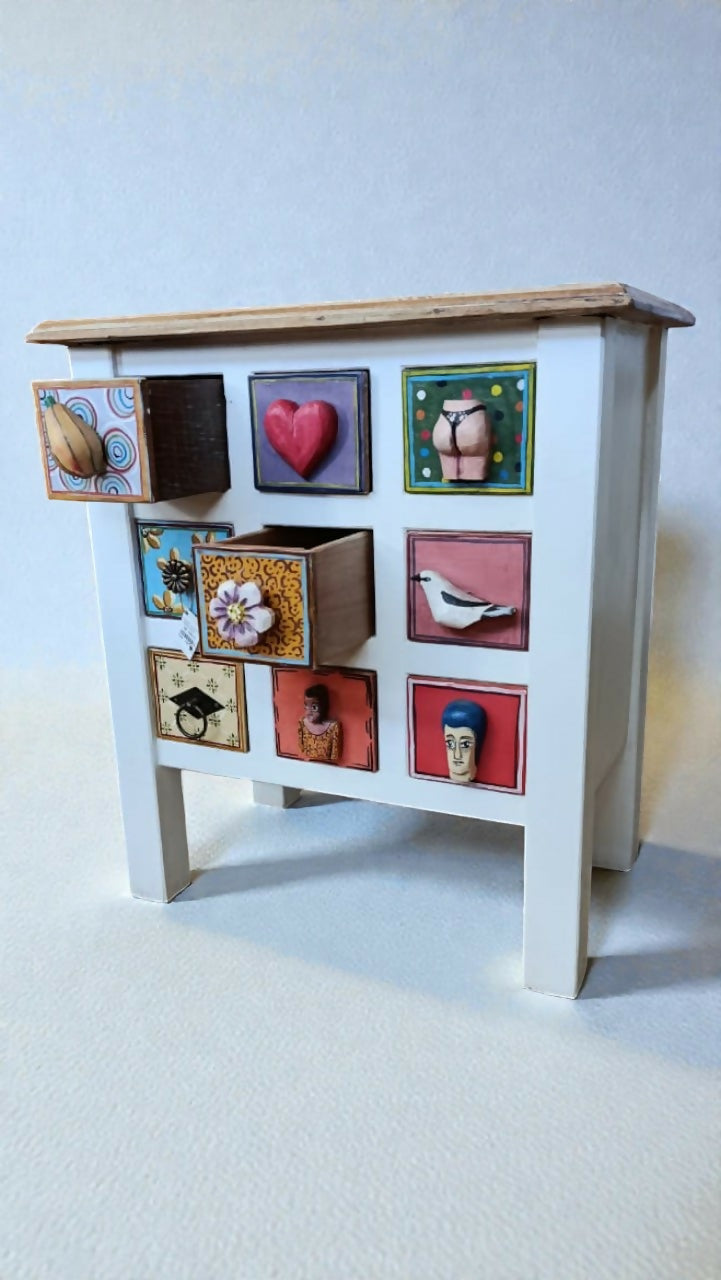 Mesa Lateral Baixa em Madeira Nobre – Gavetas Pintadas à Mão